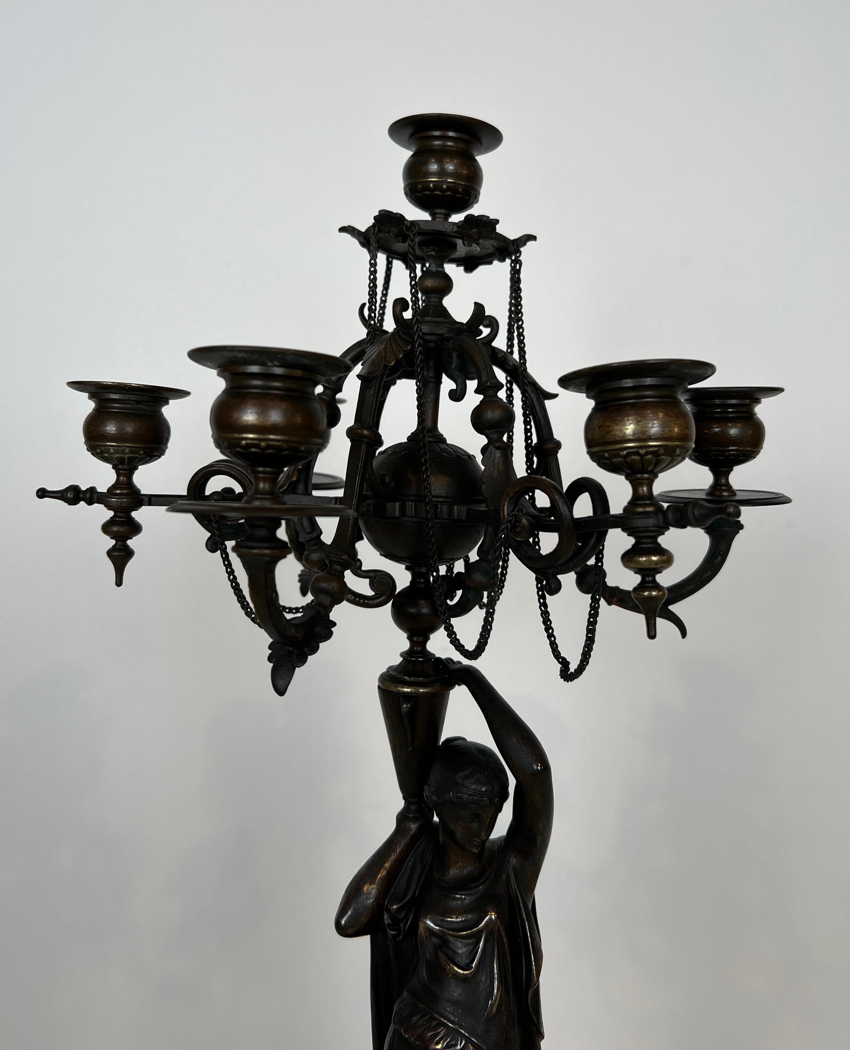 Pair of Important Candelabra in Patinated Bronze Presenting Caryatids Carrying In Good Condition For Sale In Marcq-en-Barœul, Hauts-de-France
