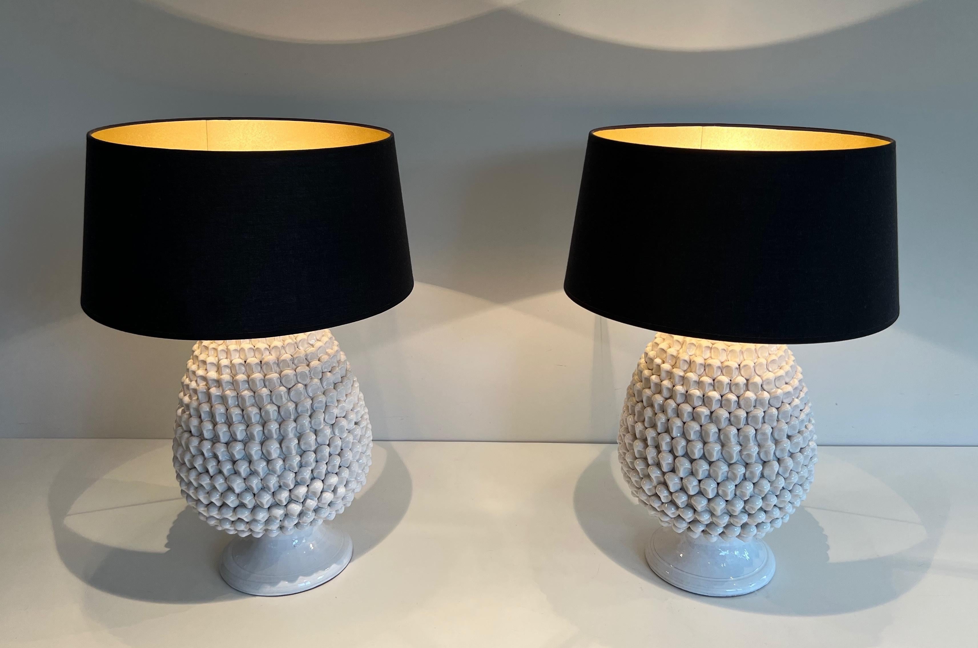 Cette belle paire de lampes de table importante est en céramique blanche très bien travaillée avec un très beau design. Il s'agit d'un ouvrage français. Circa 1970