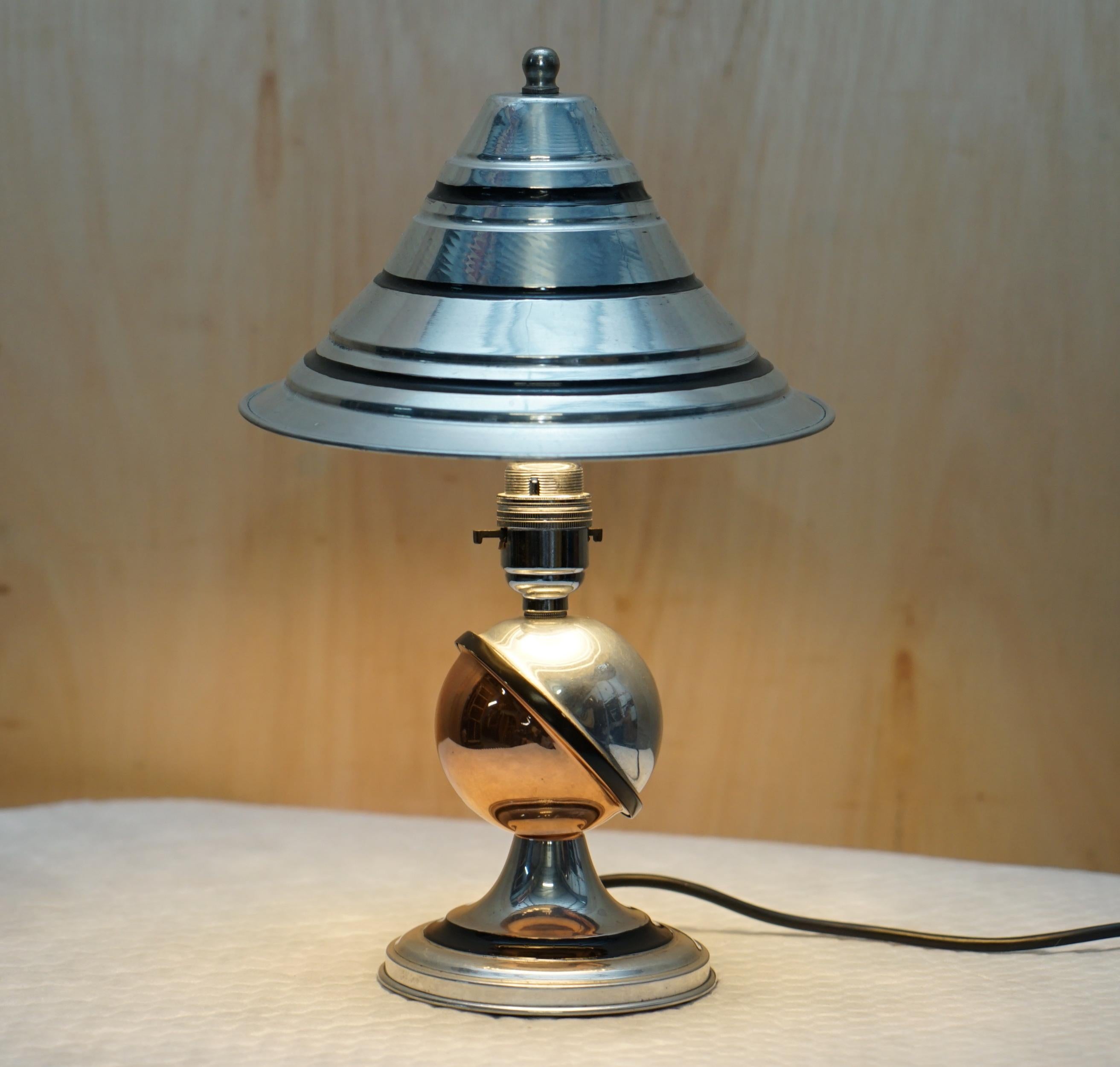 Wir freuen uns, Ihnen dieses wunderbare Paar kleiner Beistelltischlampen aus verchromtem Metall von Tucker & Edgar Ltd London, entworfen von Miss Elsie Roberts im Studio von Oswald Milne für das Claridges Hotel, ca. 1932, anbieten zu können.

Ein