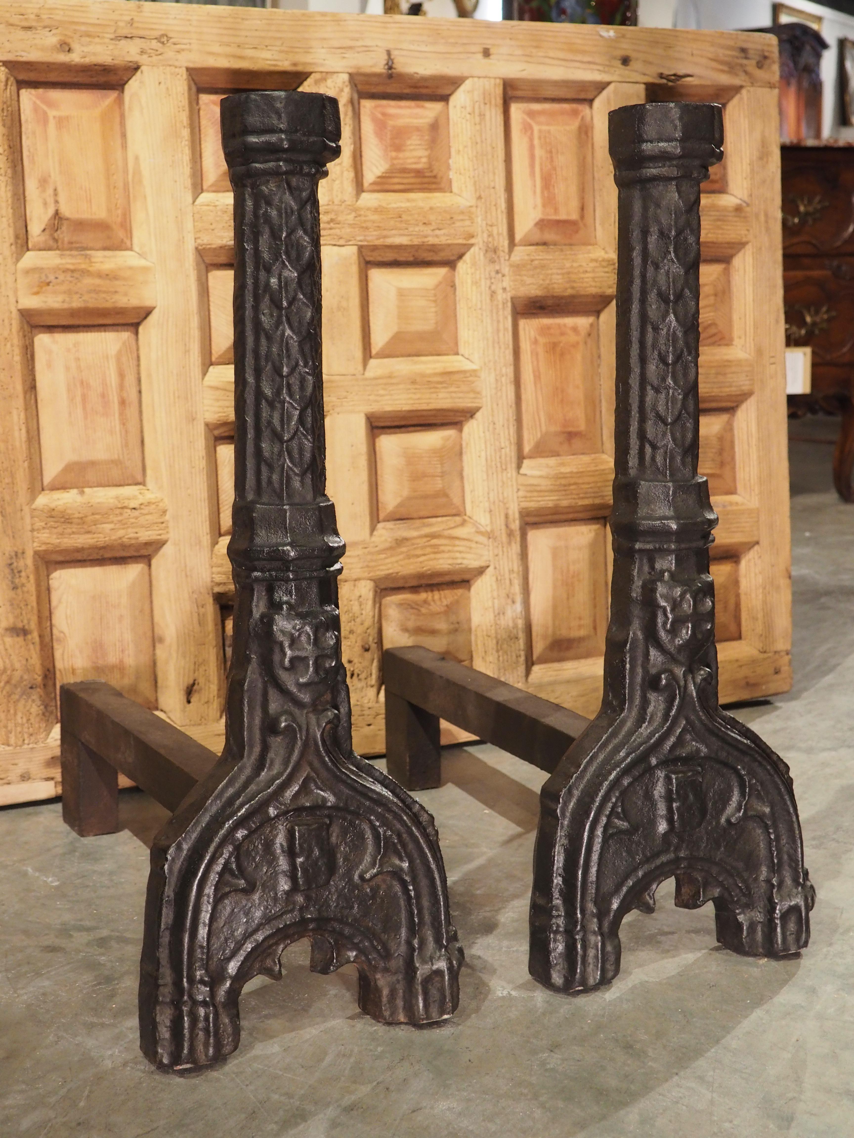 Paire d'importantes chenets de cheminée gothiques français en fonte, 16ème siècle en vente 9
