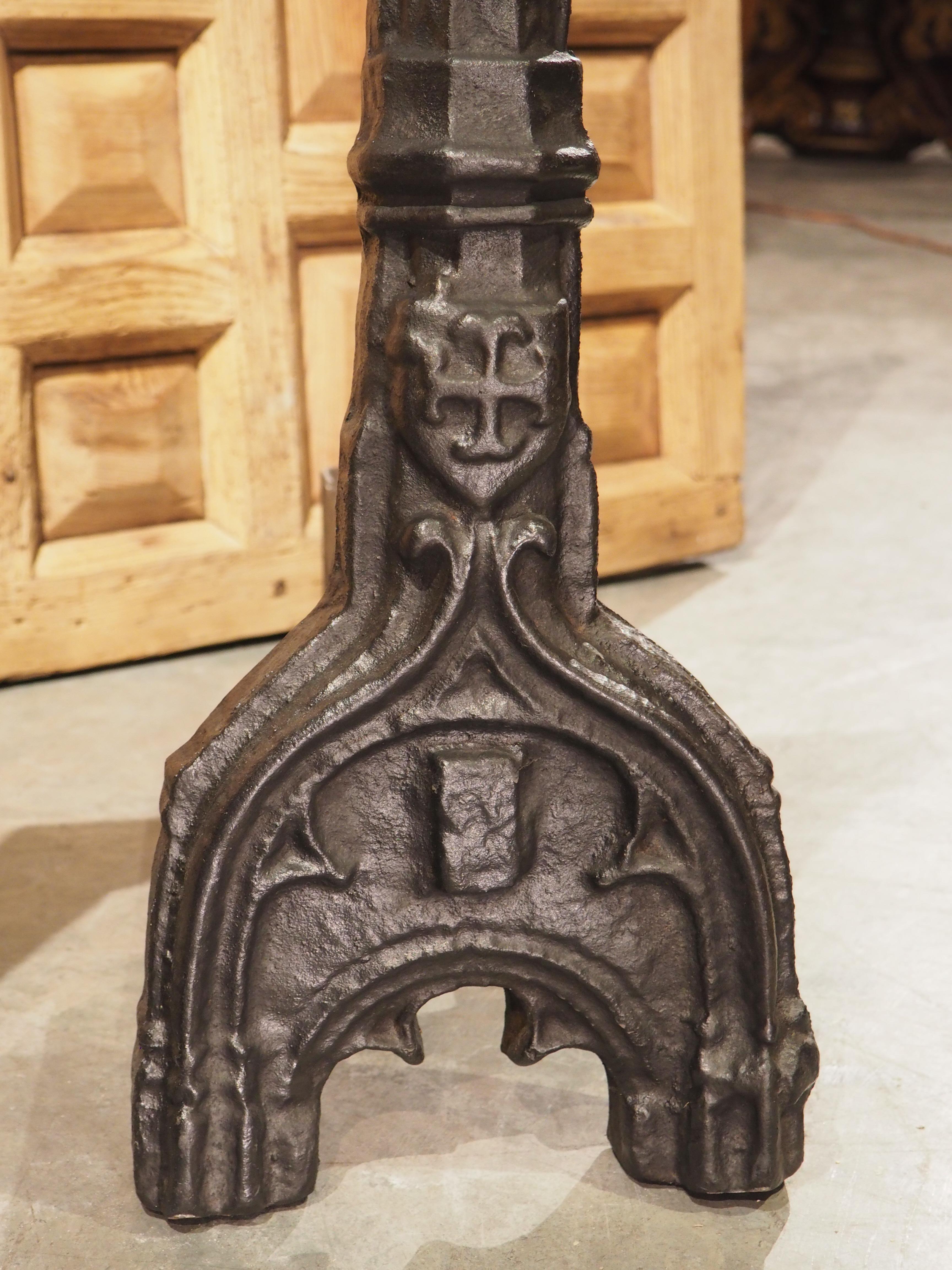 Ces importants chenets de cheminée gothiques en fonte ont près de 500 ans. Parfois appelés chiens de feu ou andirons, les chenets sont des accessoires de cheminée conçus pour surélever le bois de chauffage. Cette paire, qui a été produite en France