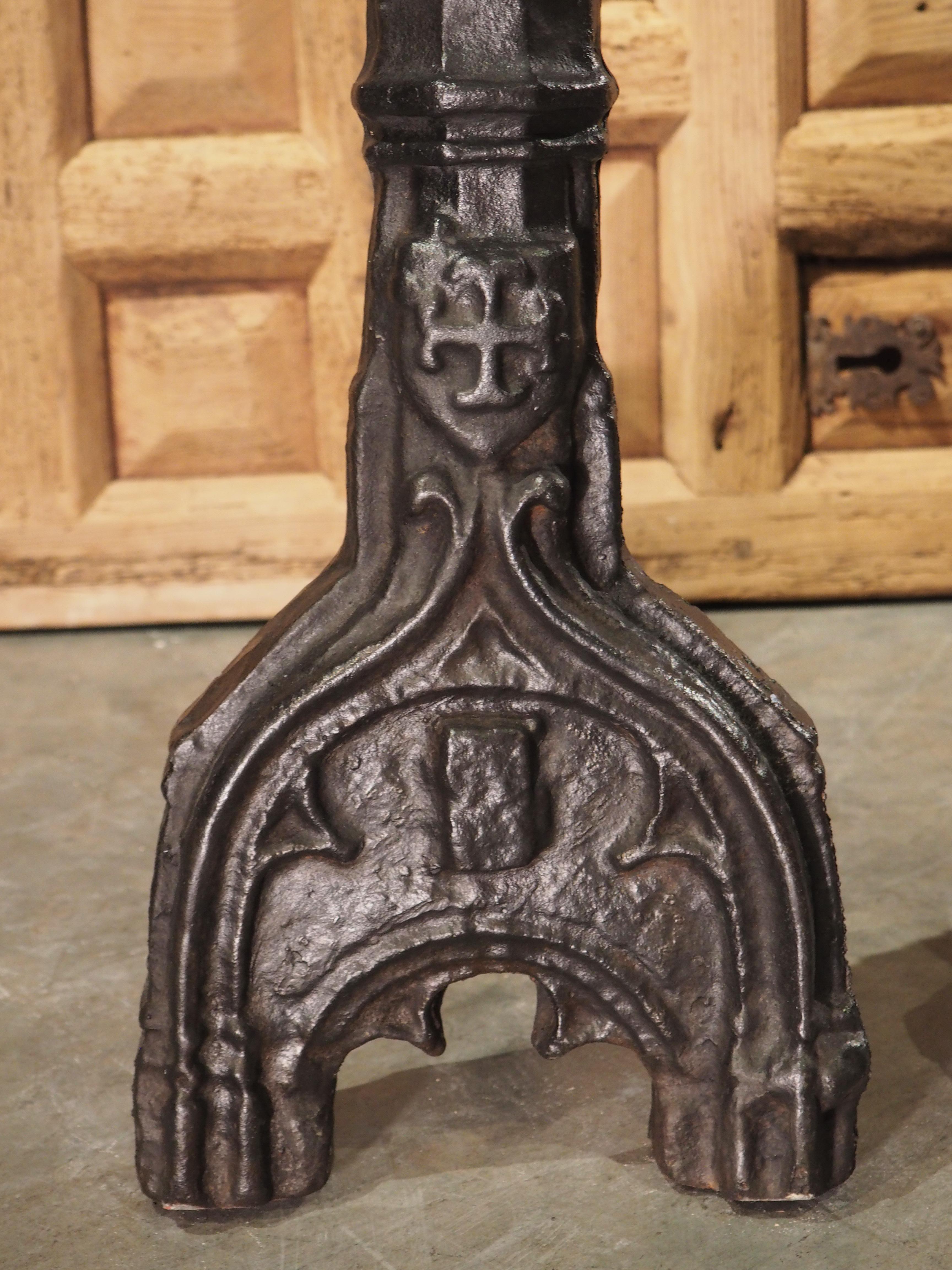 Paire d'importantes chenets de cheminée gothiques français en fonte, 16ème siècle Bon état - En vente à Dallas, TX
