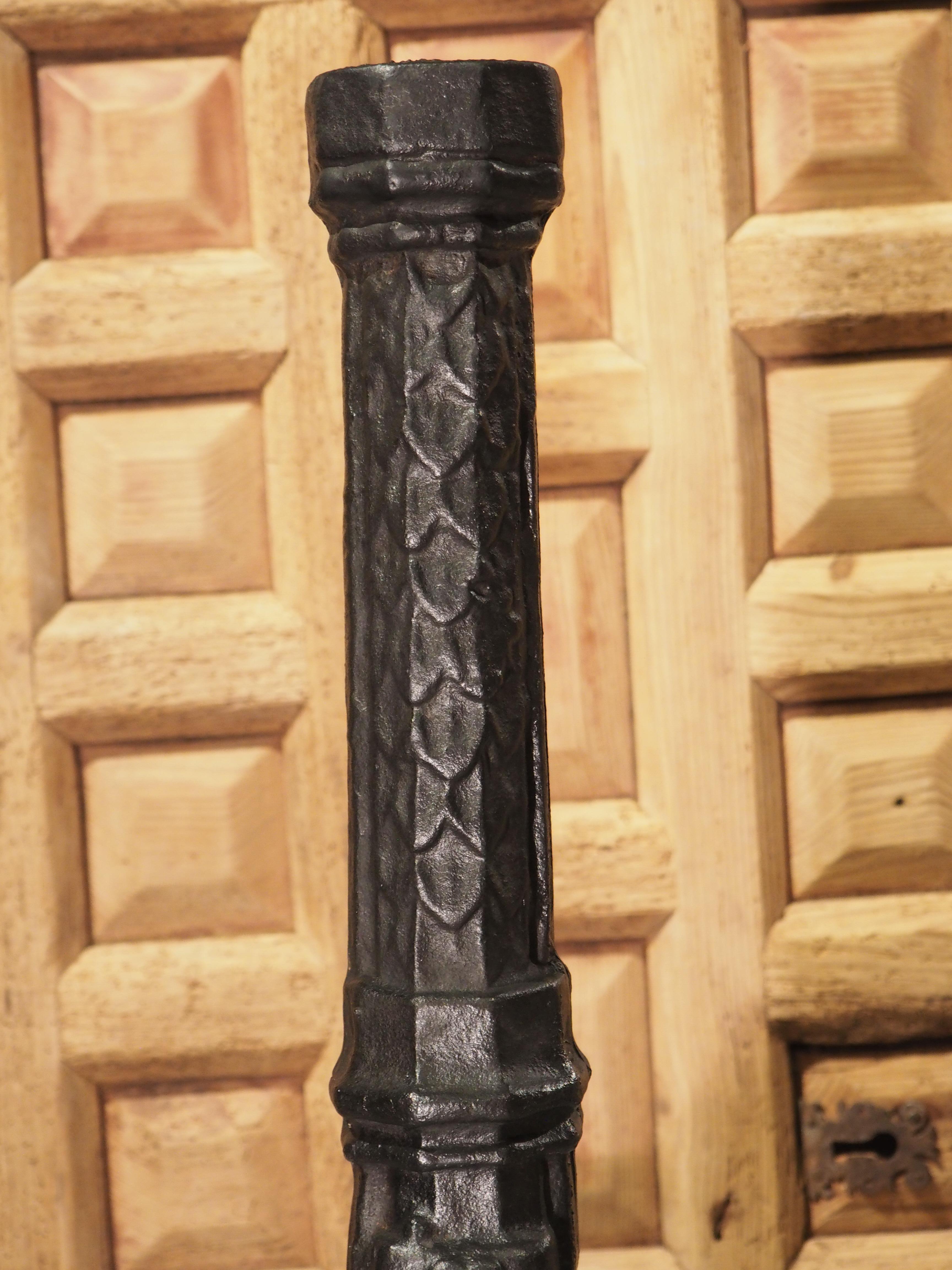 XVIIIe siècle et antérieur Paire d'importantes chenets de cheminée gothiques français en fonte, 16ème siècle en vente