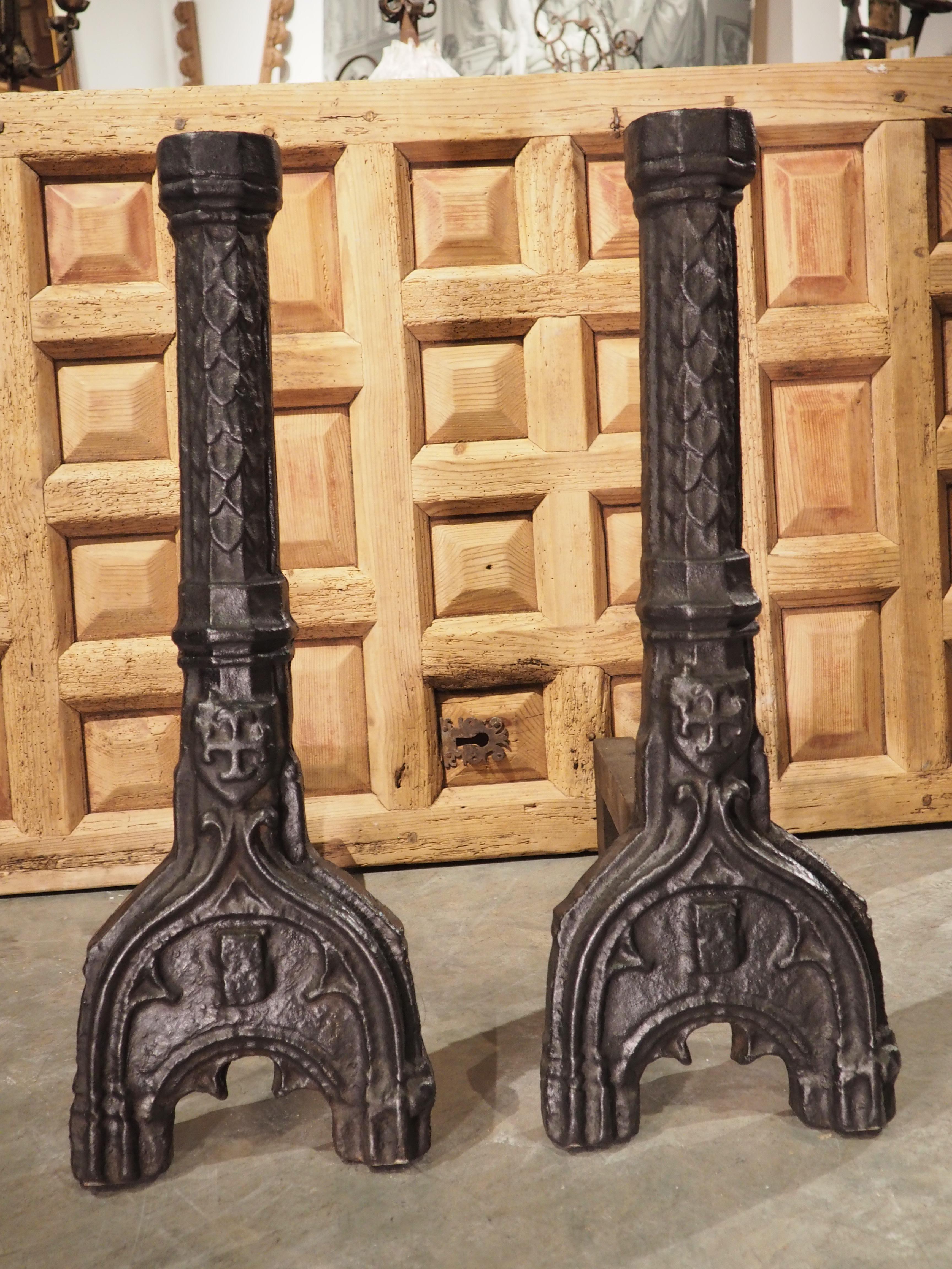 Fer Paire d'importantes chenets de cheminée gothiques français en fonte, 16ème siècle en vente