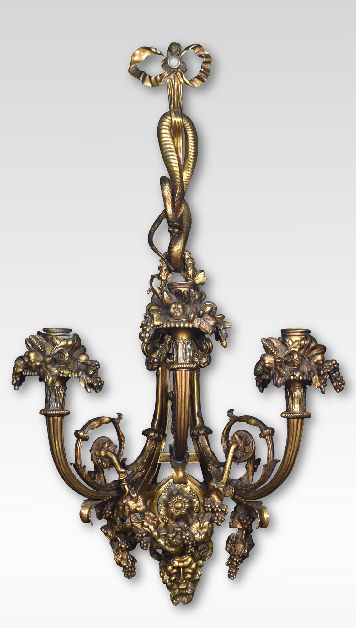 Zwei bedeutende französische dreiarmige Wandleuchter aus vergoldeter Bronze im Louis XIV.-Stil im Angebot 1