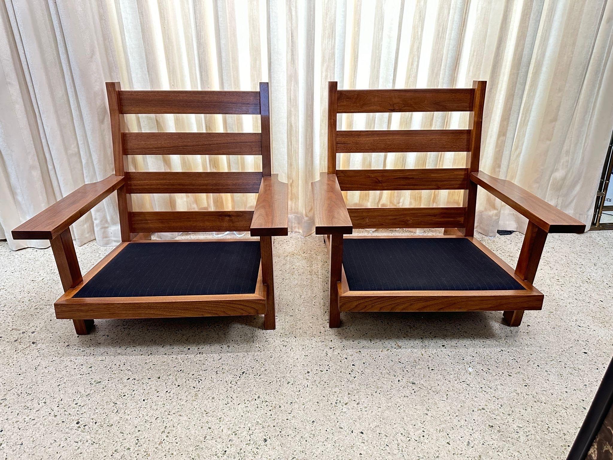 Coppia di importanti poltrone basse francesi moderniste in noce in vendita 6