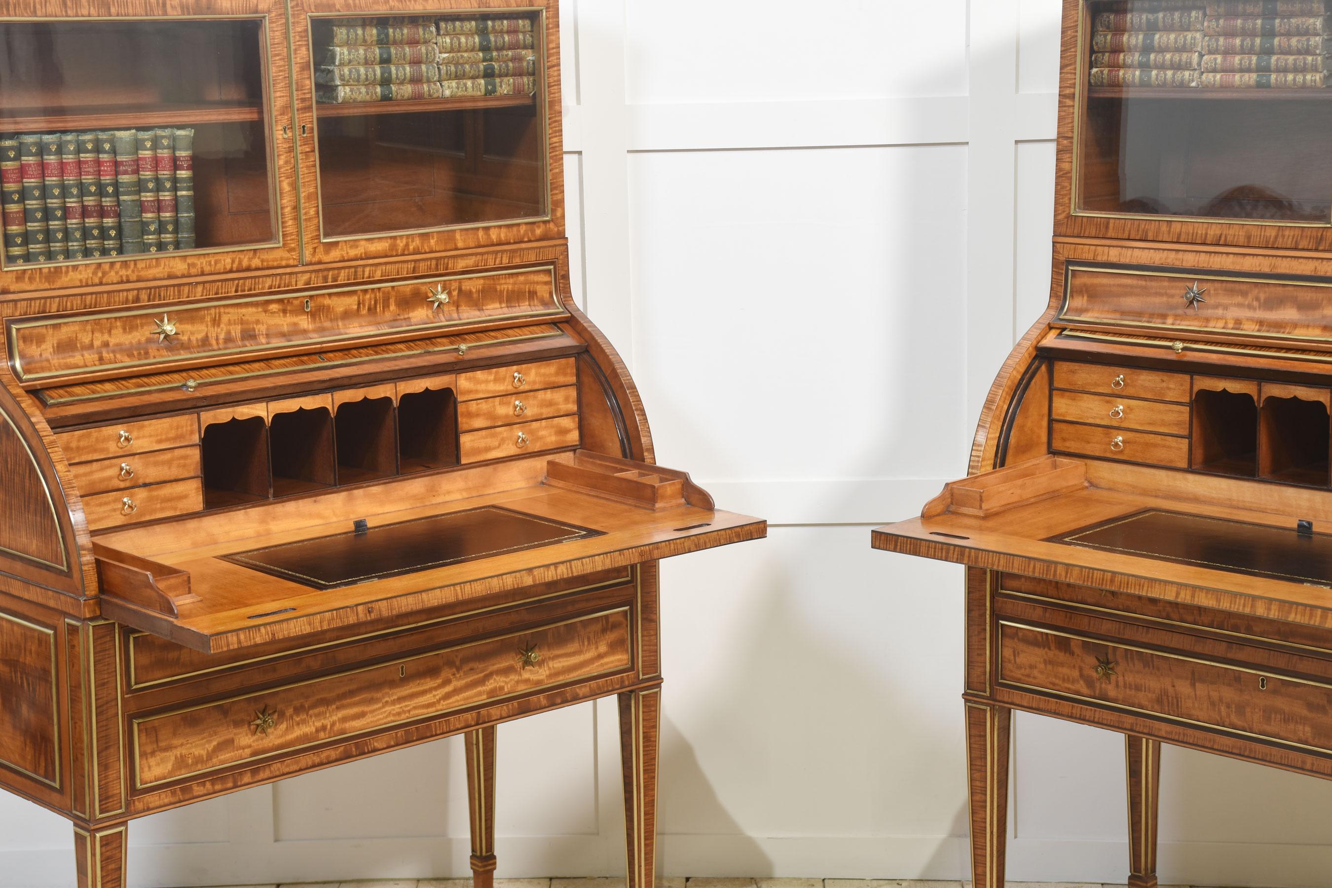 Pareja de importantes armarios cilíndricos georgianos de madera satinada en venta 6