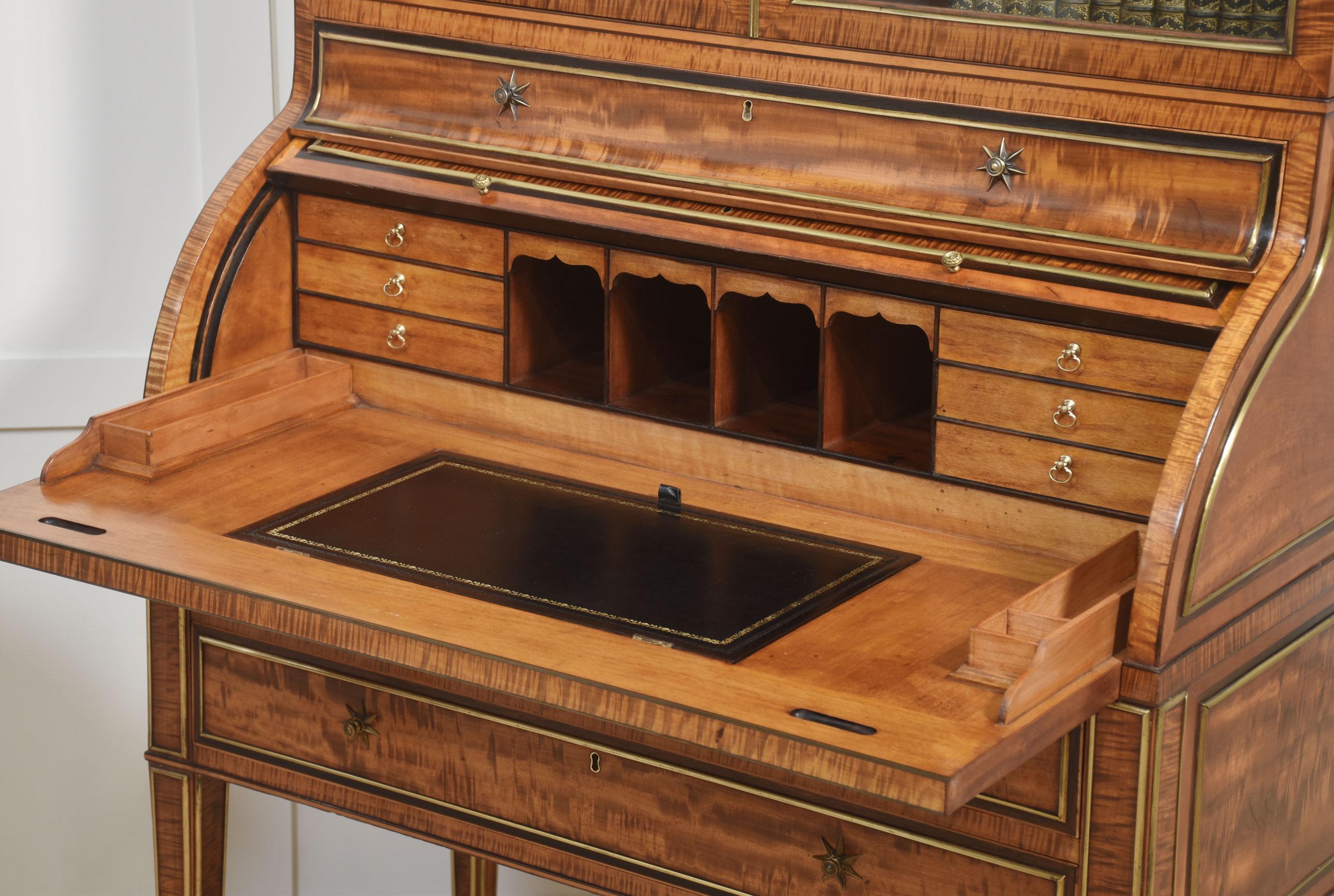 Pareja de importantes armarios cilíndricos georgianos de madera satinada en venta 7