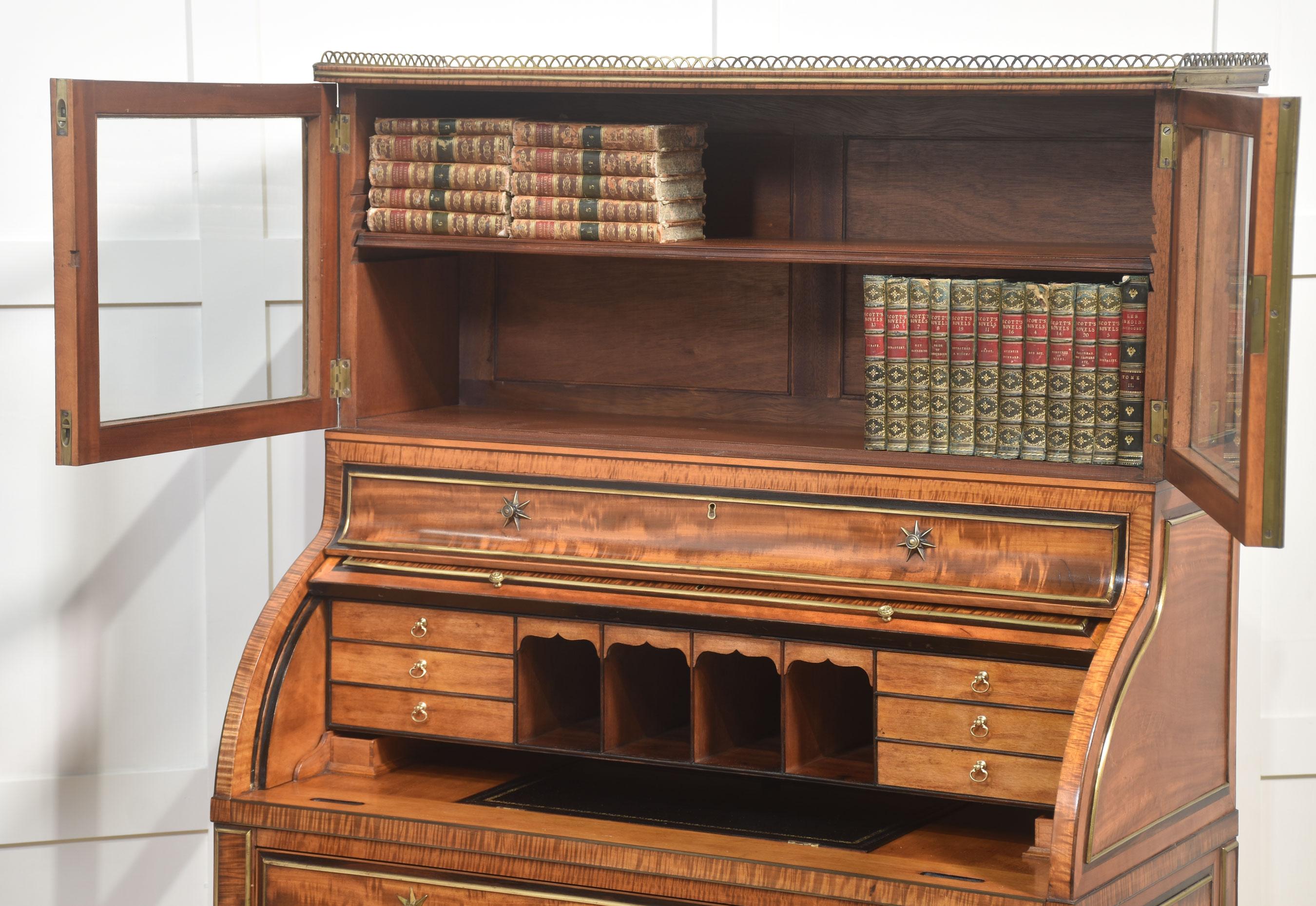 Pareja de importantes armarios cilíndricos georgianos de madera satinada en venta 11