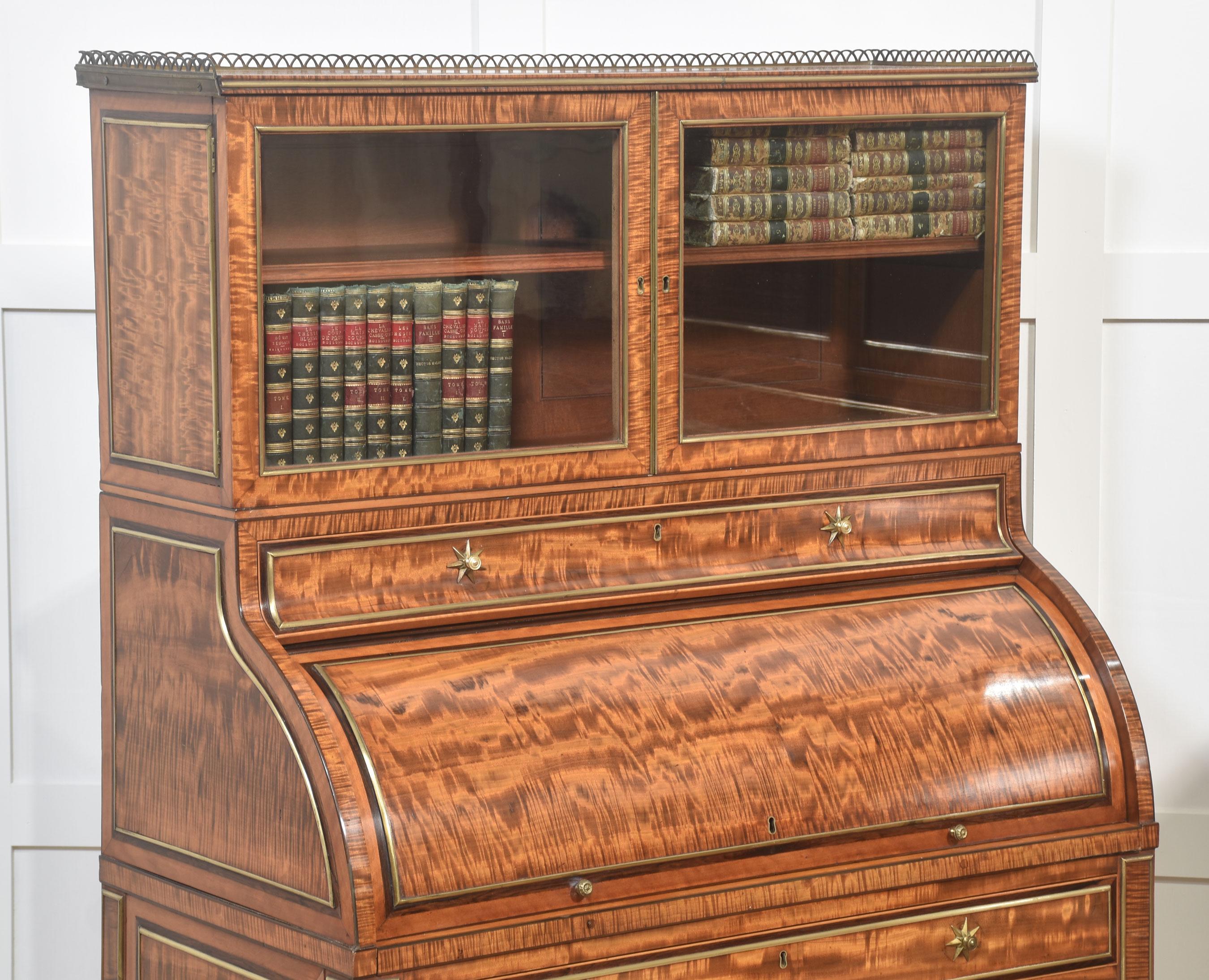 Pareja de importantes armarios cilíndricos georgianos de madera satinada Madera satinada en venta