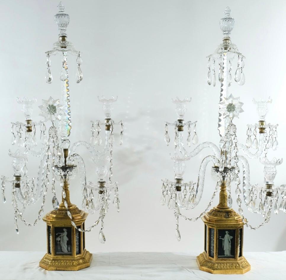 Ajoutez une élégance intemporelle à votre Collectional avec cette extraordinaire paire de candélabres en cristal antique. Fabriquées avec une attention particulière aux détails, ces pièces présentent des bras et des pendentifs en cristal