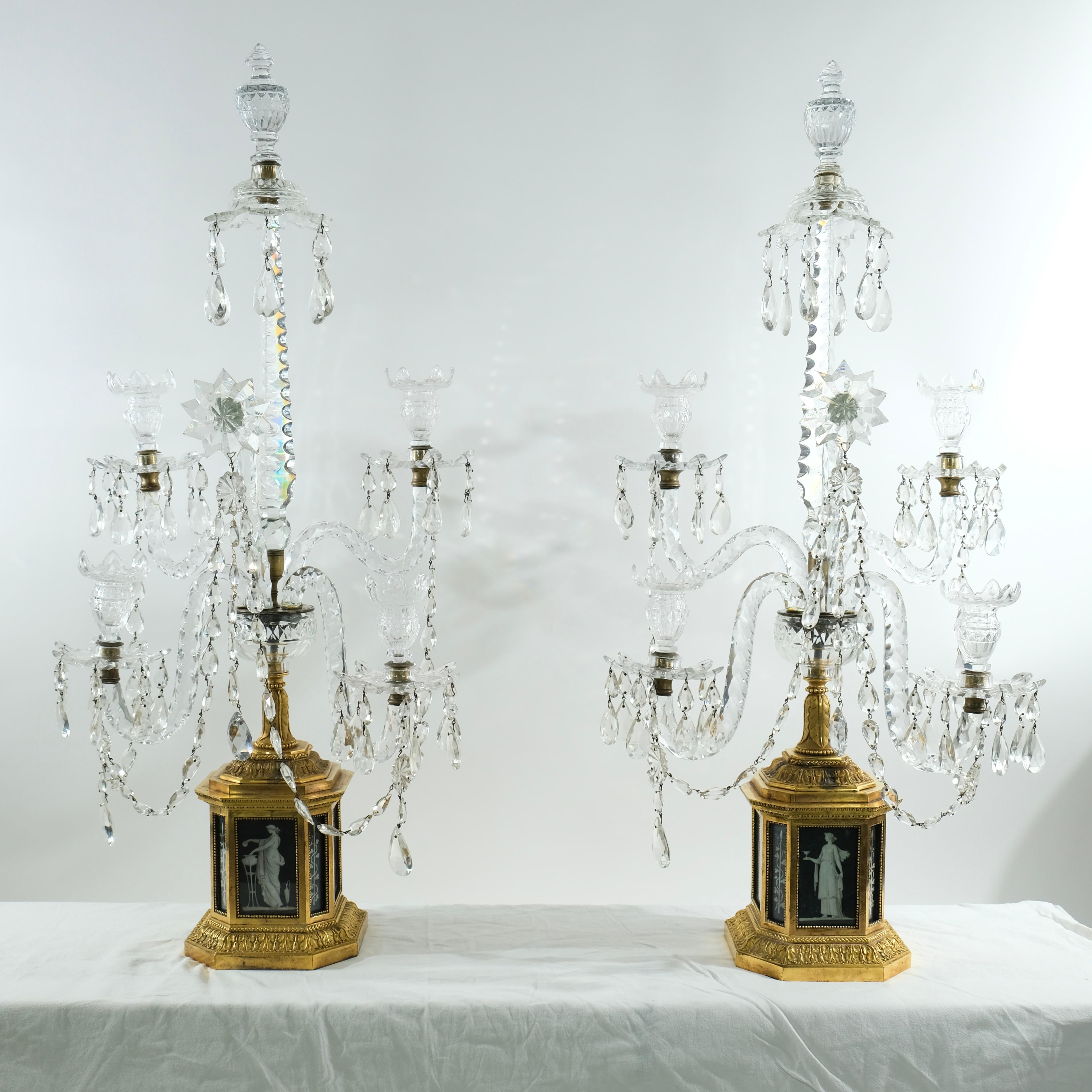 Louis XVI Paire d'importants candélabres en bronze doré avec bras en cristal taillé, années 1780
