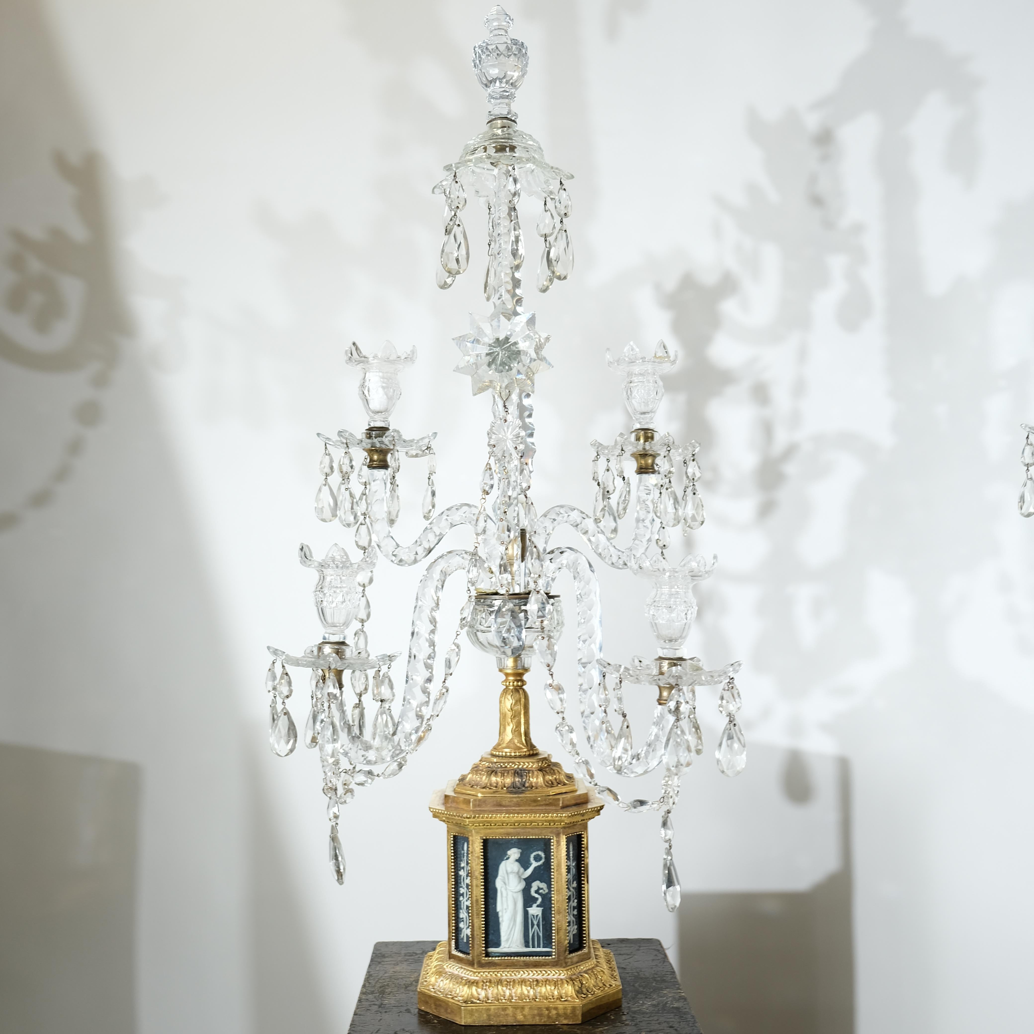 Européen Paire d'importants candélabres en bronze doré avec bras en cristal taillé, années 1780