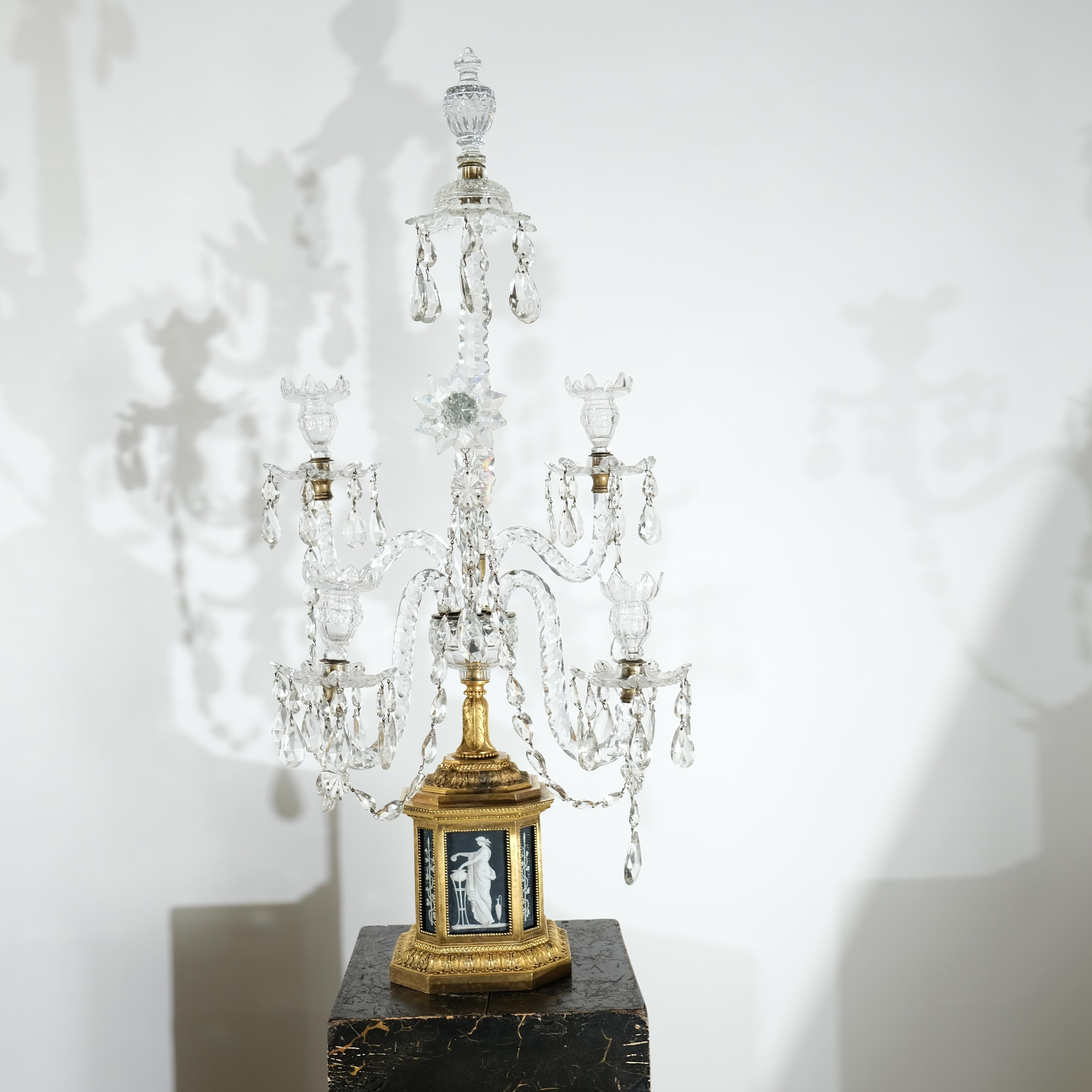 Doré Paire d'importants candélabres en bronze doré avec bras en cristal taillé, années 1780