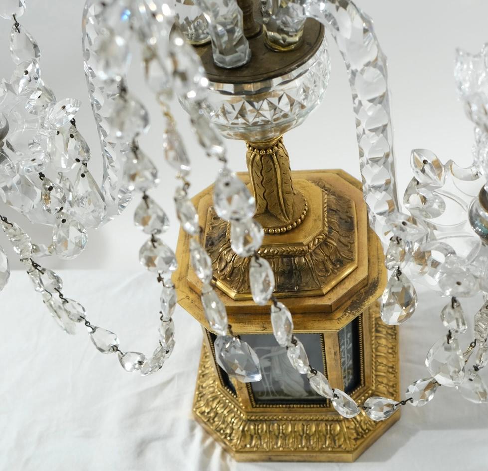 Bronze Paire d'importants candélabres en bronze doré avec bras en cristal taillé, années 1780