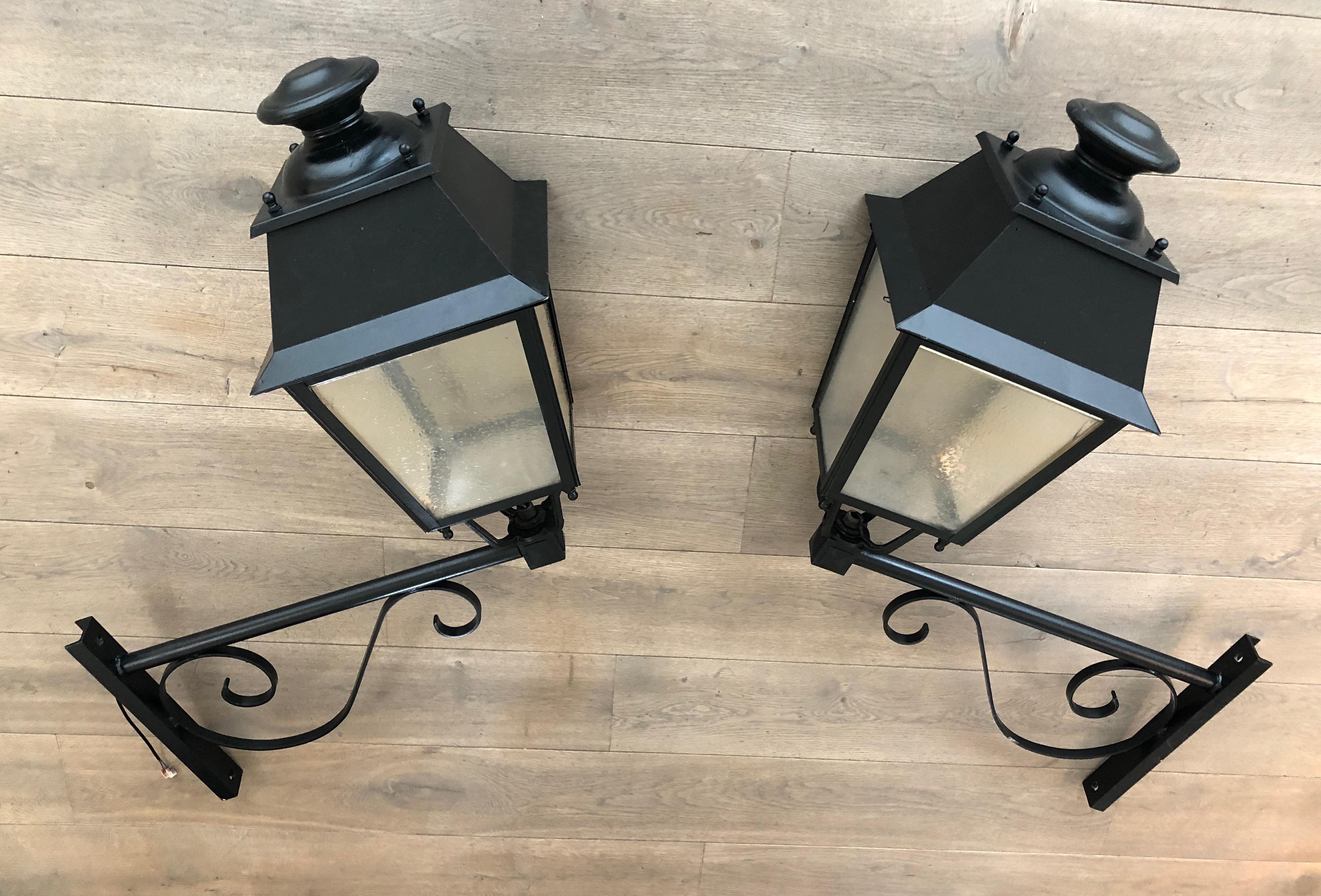 Mid-Century Modern Pair of Important Iron Outside Lanterns on Brackets For Sale