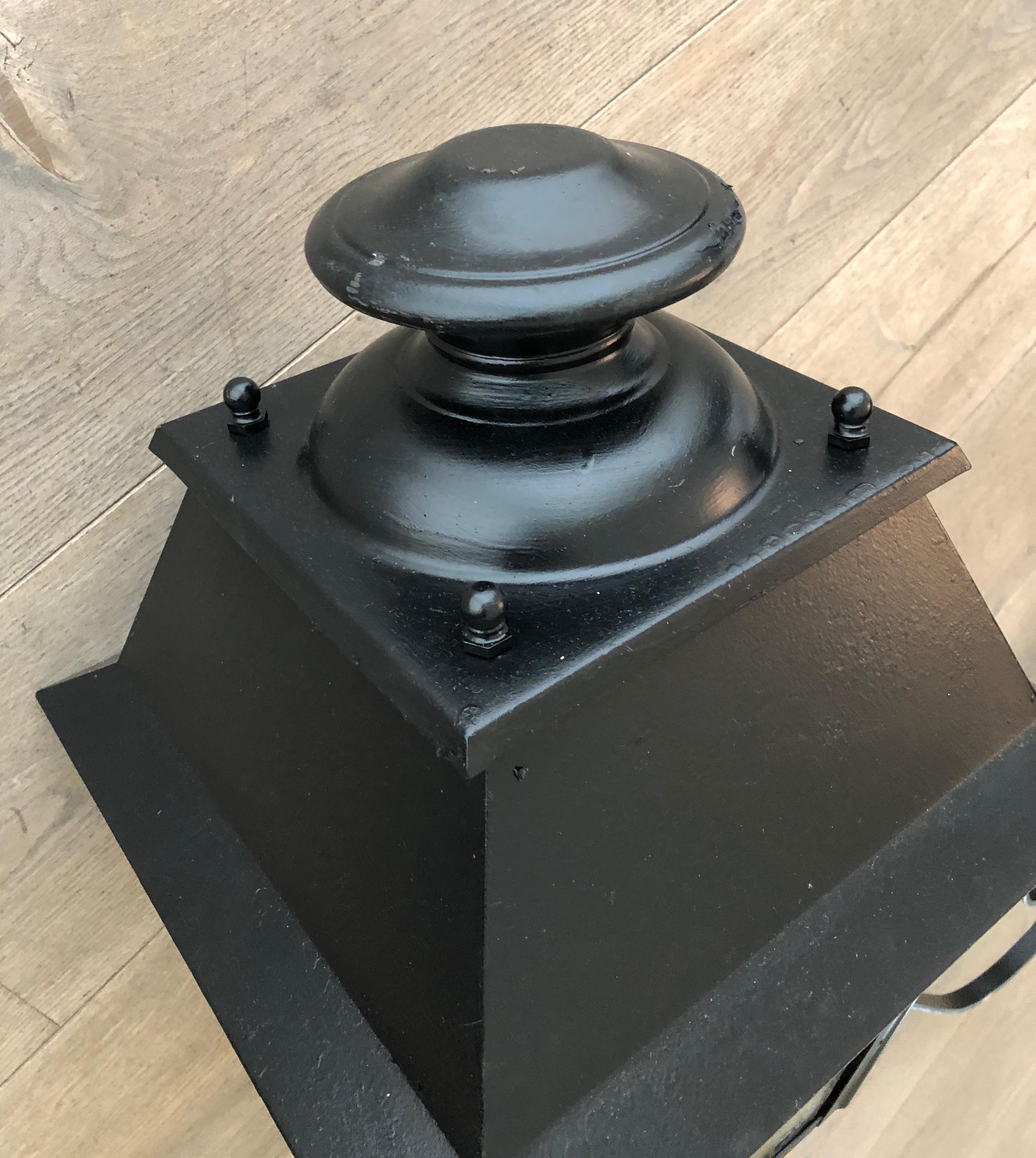 Pair of Important Iron Outside Lanterns on Brackets In Good Condition For Sale In Marcq-en-Barœul, Hauts-de-France
