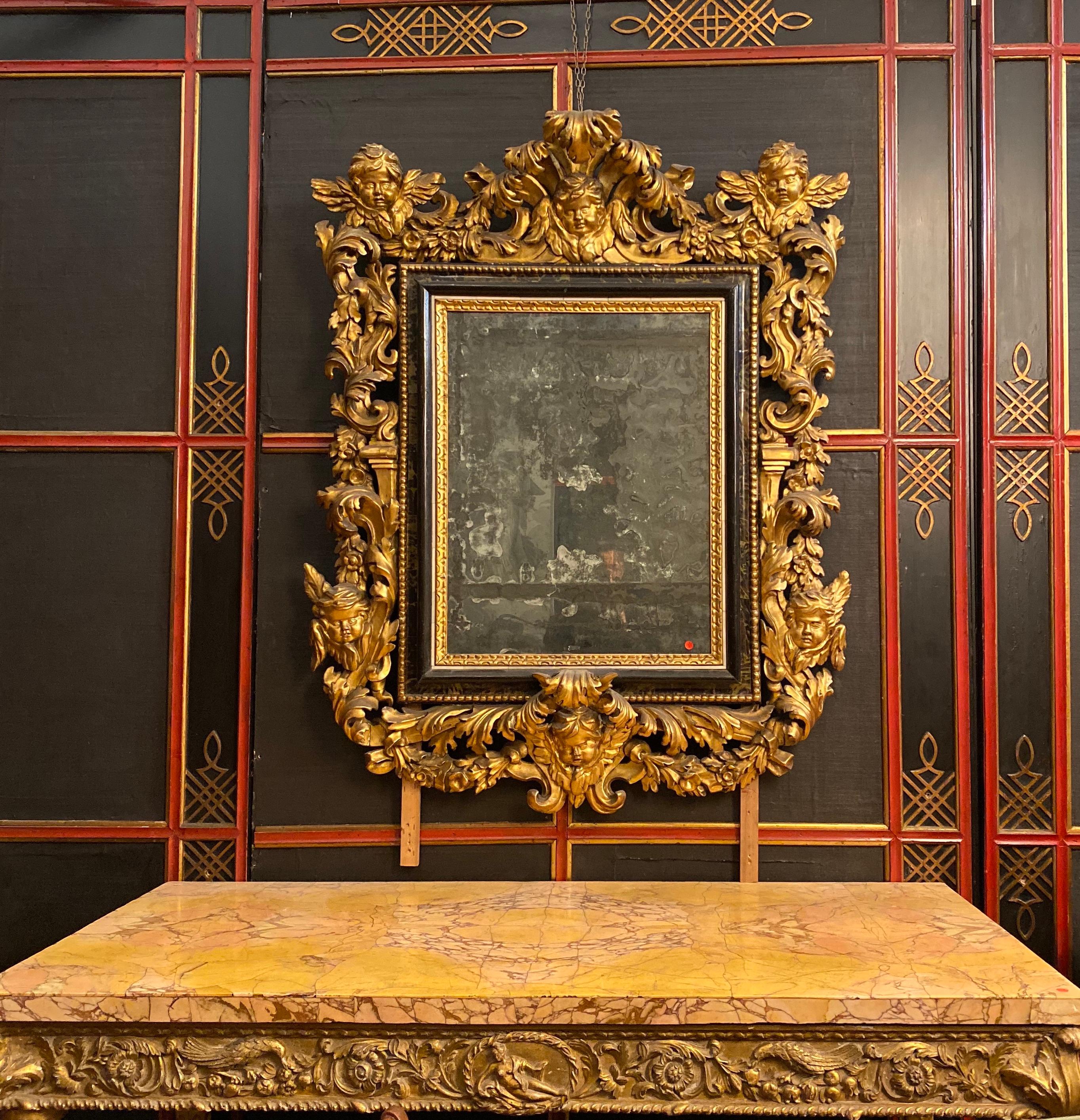 Italiano Coppia di importanti specchi barocchi in legno dorato del XVII secolo, 1680 in vendita