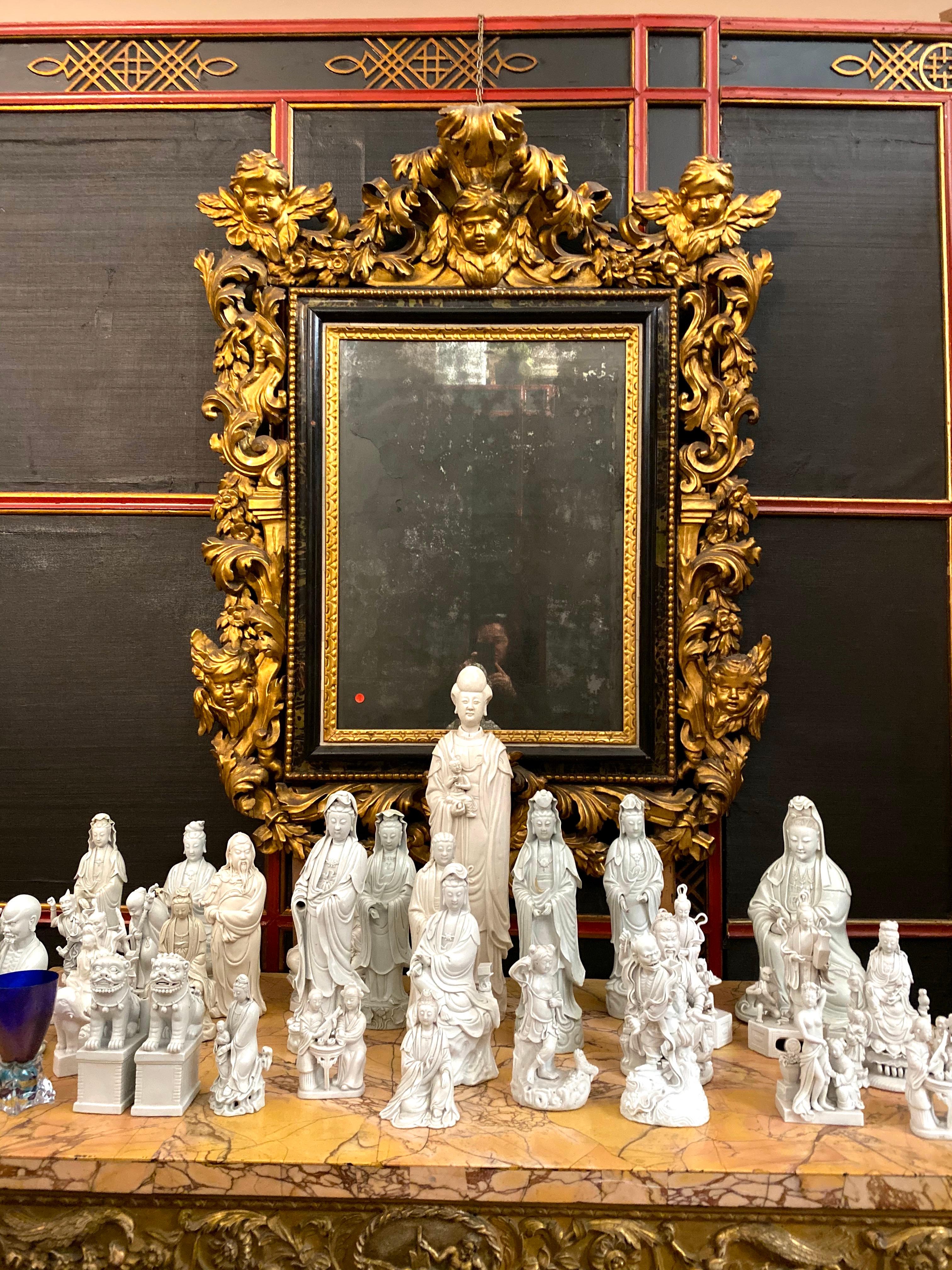 Coppia di importanti specchi barocchi in legno dorato del XVII secolo, 1680 In condizioni buone in vendita a Rome, IT