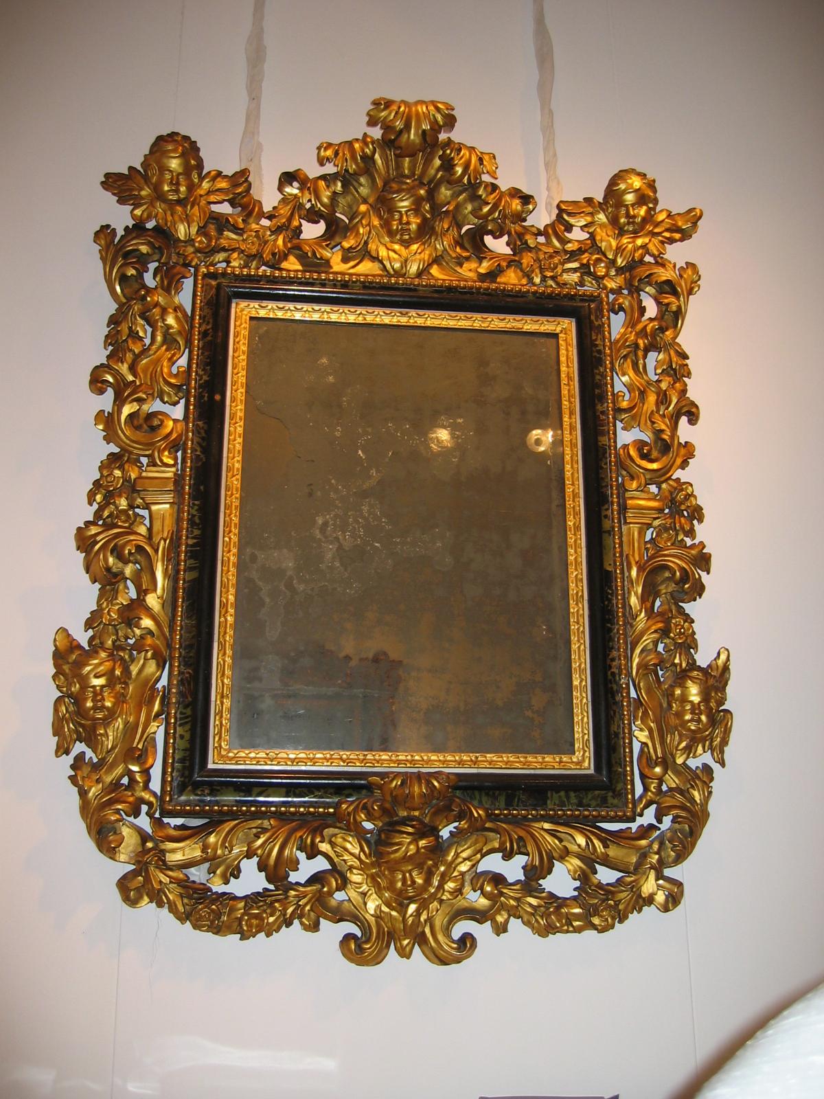 Coppia di importanti specchi barocchi in legno dorato del XVII secolo, 1680 in vendita 3