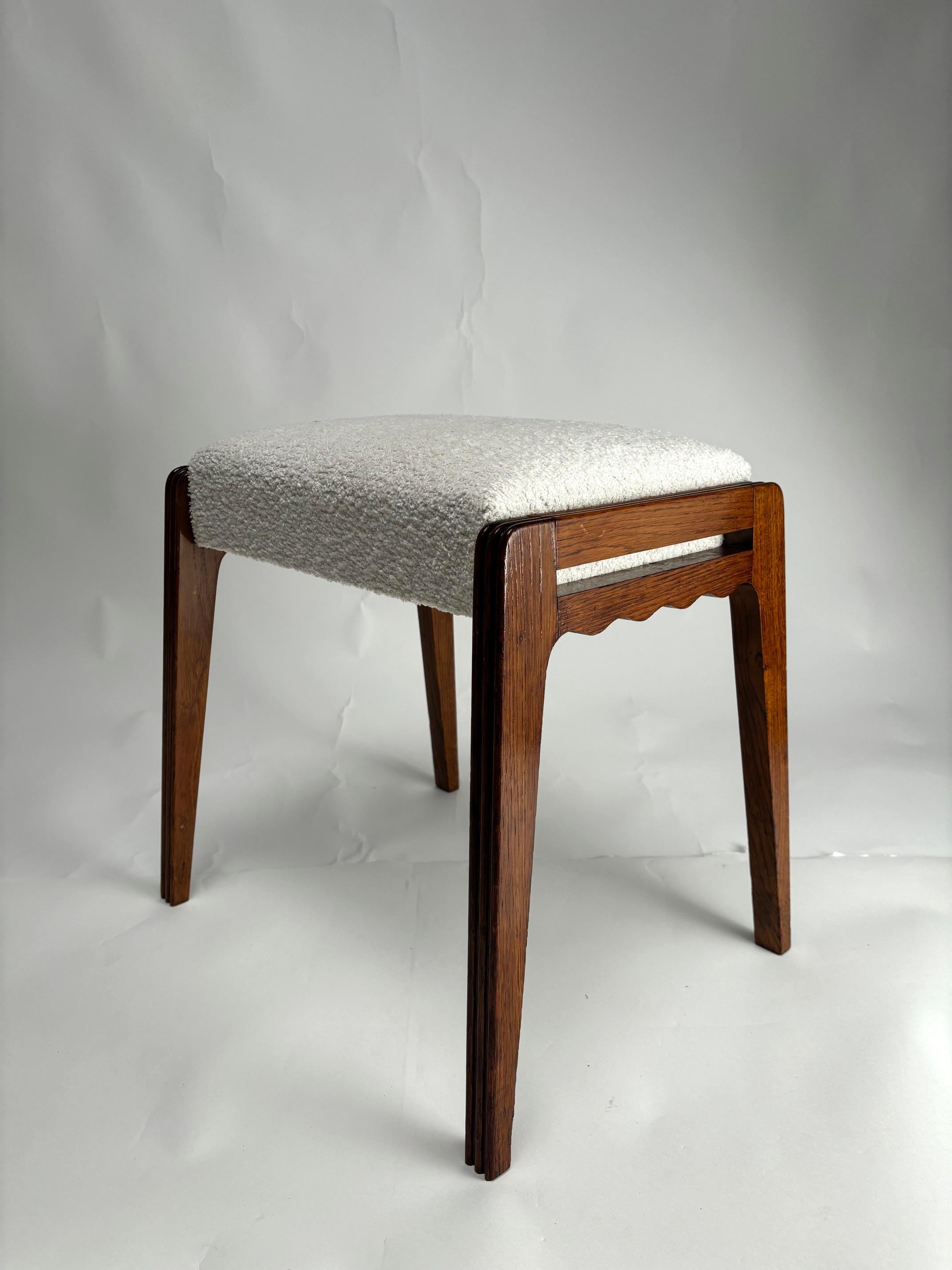 Paire d'importants tabourets Mid Century en bois massif et tissu bouclé, attribuables par le style au célèbre architecte et designer italien Paolo Buffa.

Les tabourets ont des lignes élégantes et originales, reportant sur le côté le motif de la