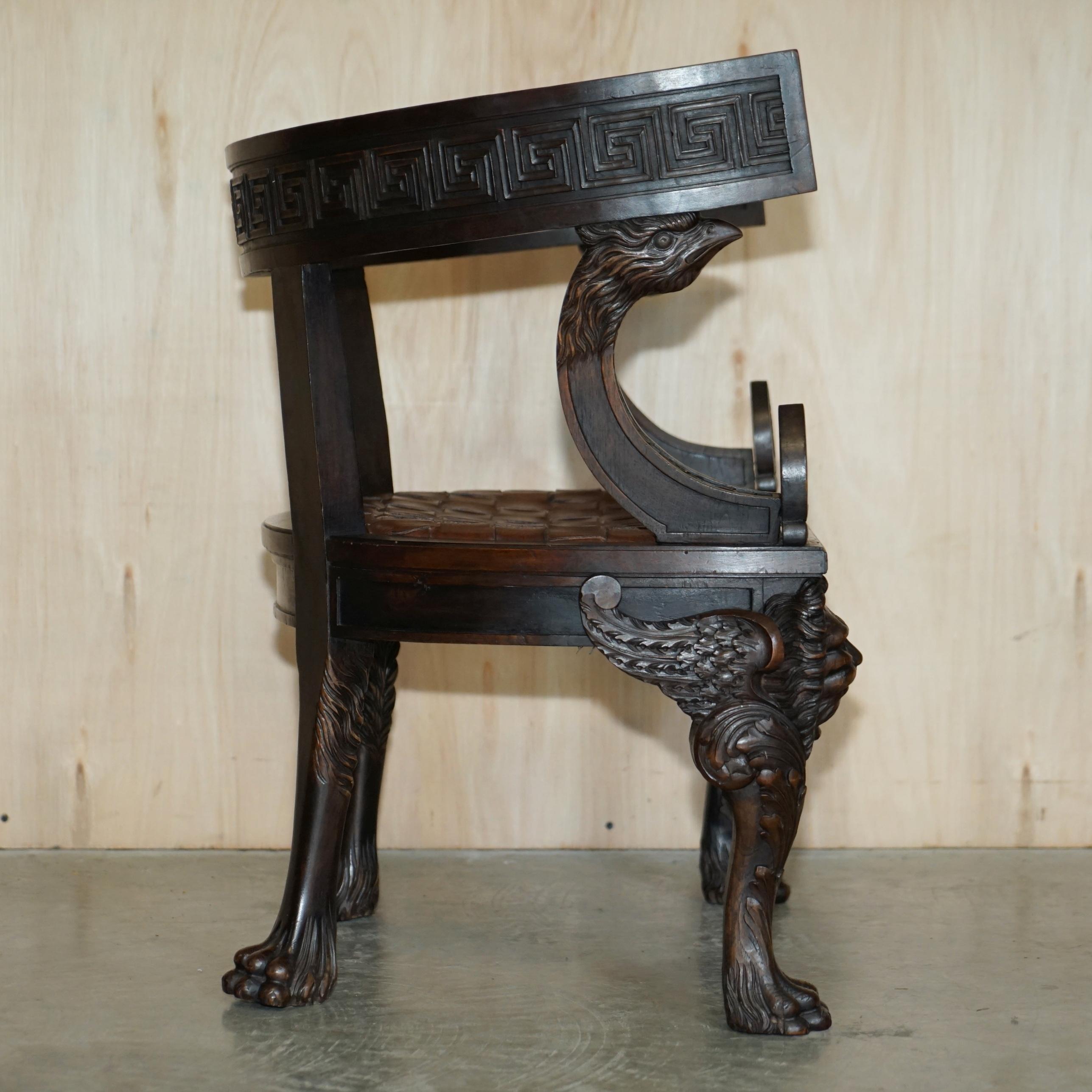 Paire d'importants fauteuils Klismos anciens d'origine en cuir tissé avec lions sculptés en vente 4