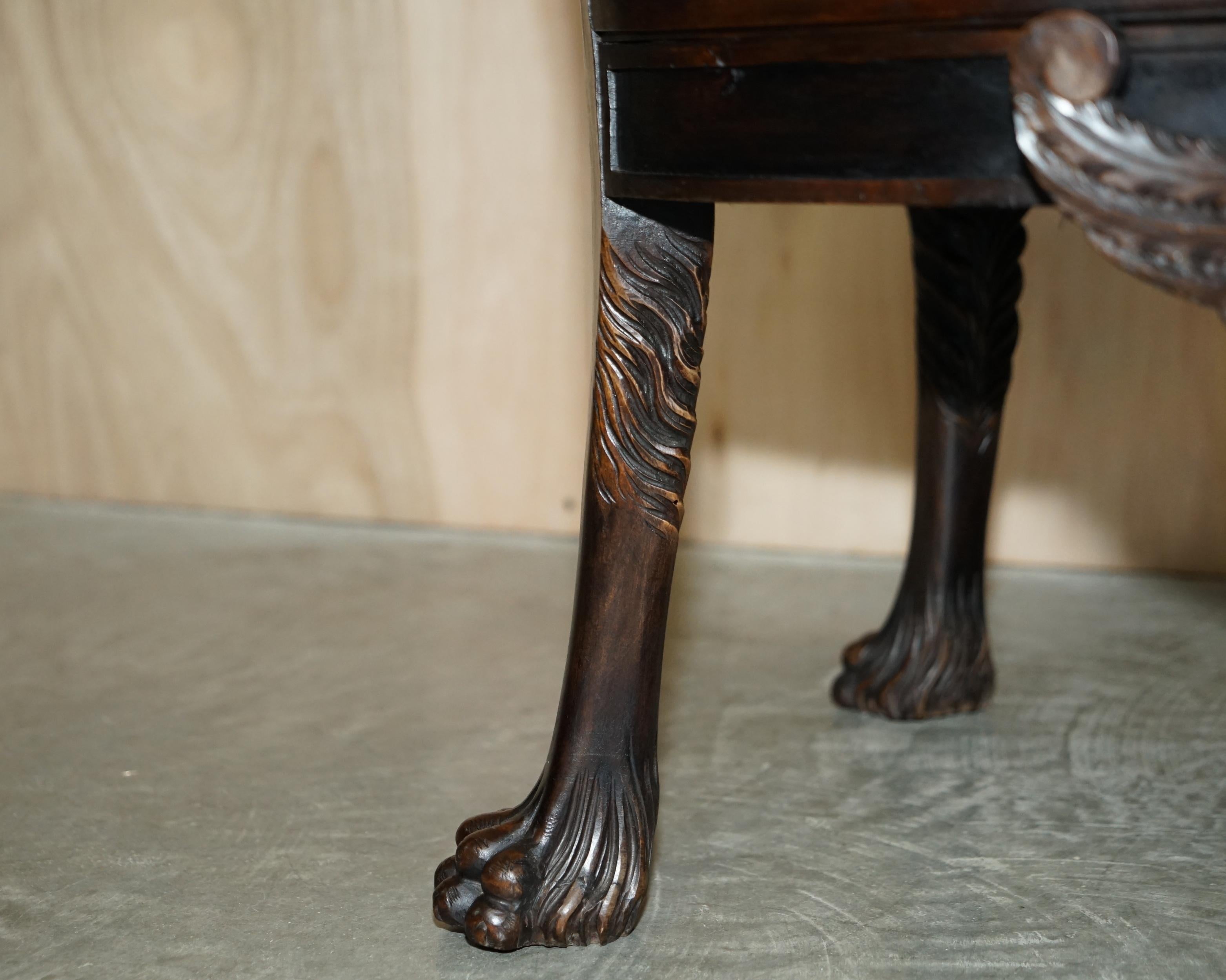 Paire d'importants fauteuils Klismos anciens d'origine en cuir tissé avec lions sculptés en vente 7