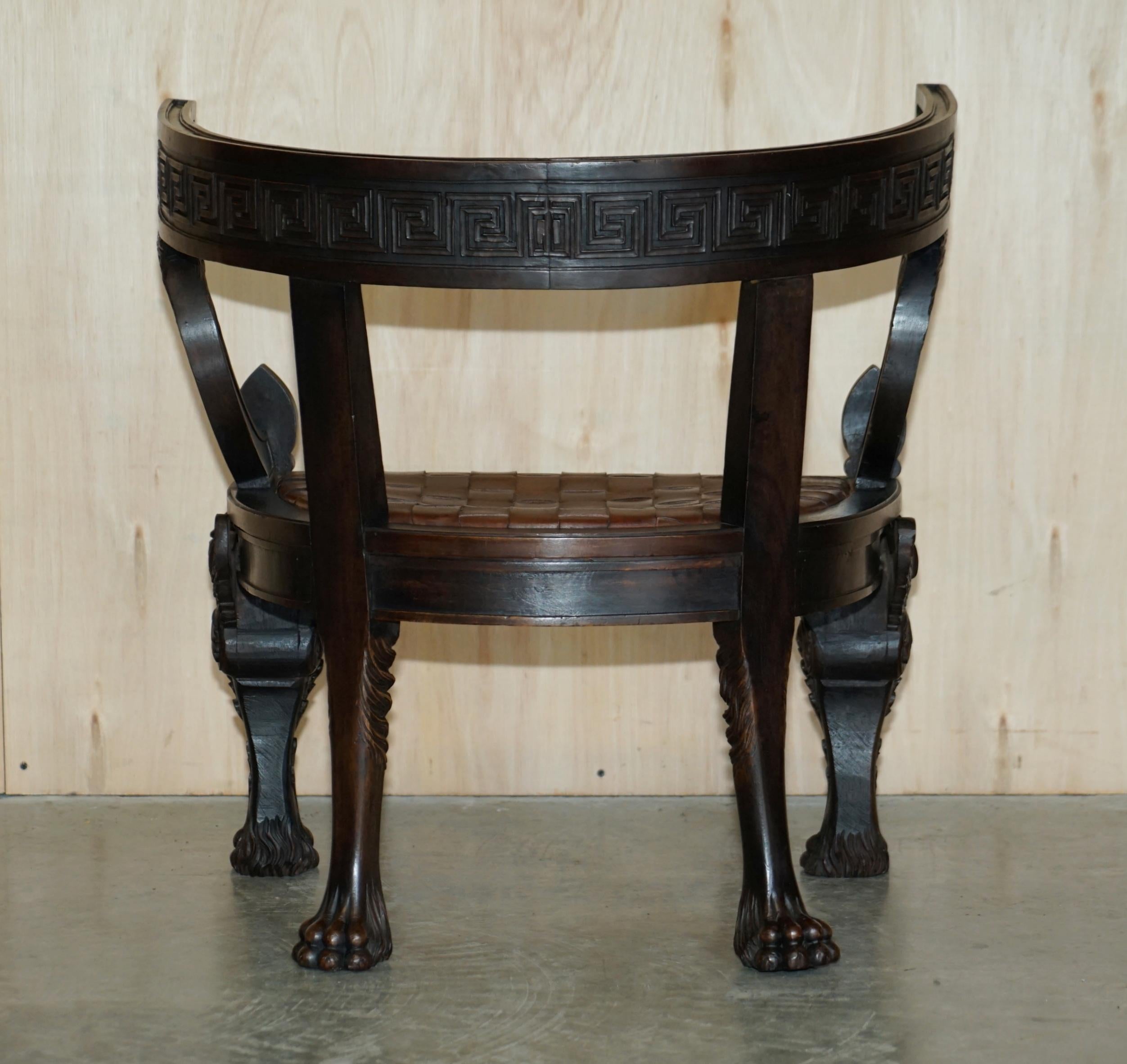 Paire d'importants fauteuils Klismos anciens d'origine en cuir tissé avec lions sculptés en vente 8