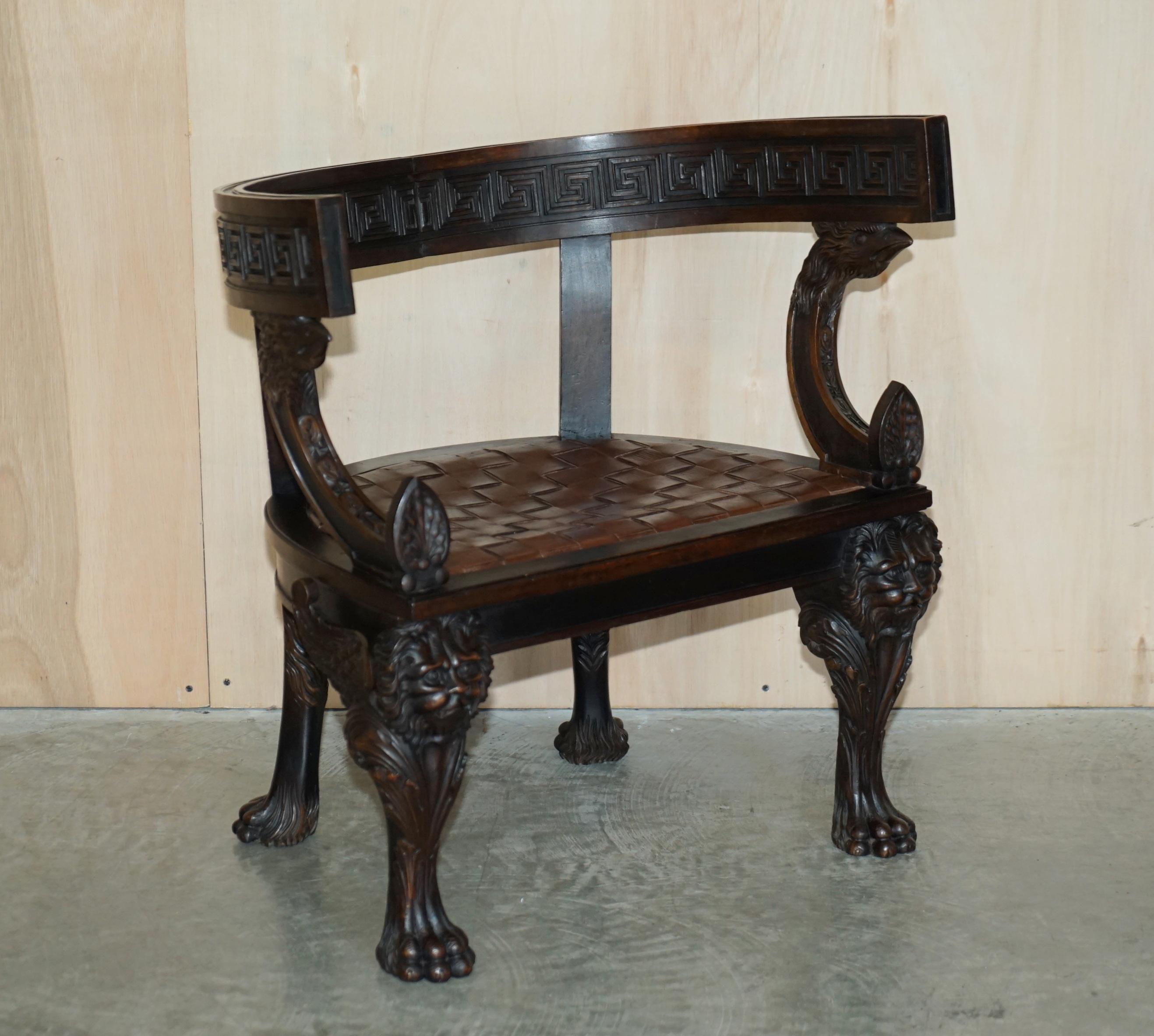 Paire d'importants fauteuils Klismos anciens d'origine en cuir tissé avec lions sculptés en vente 9