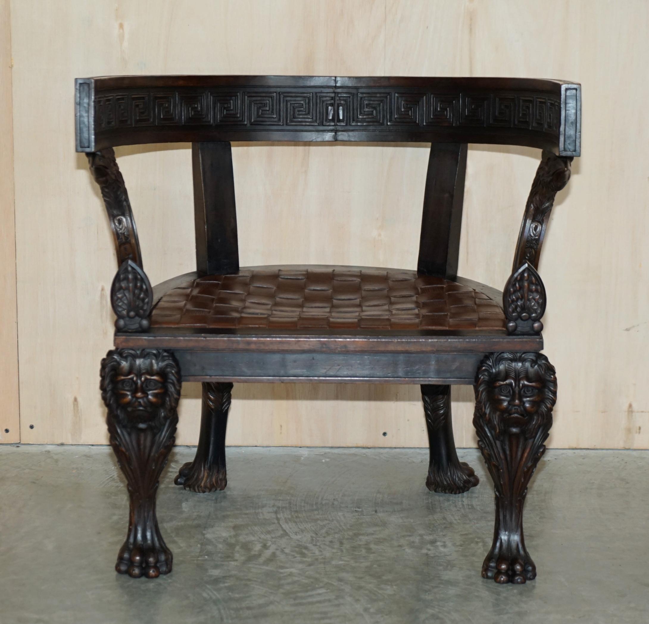 Paire d'importants fauteuils Klismos anciens d'origine en cuir tissé avec lions sculptés en vente 10