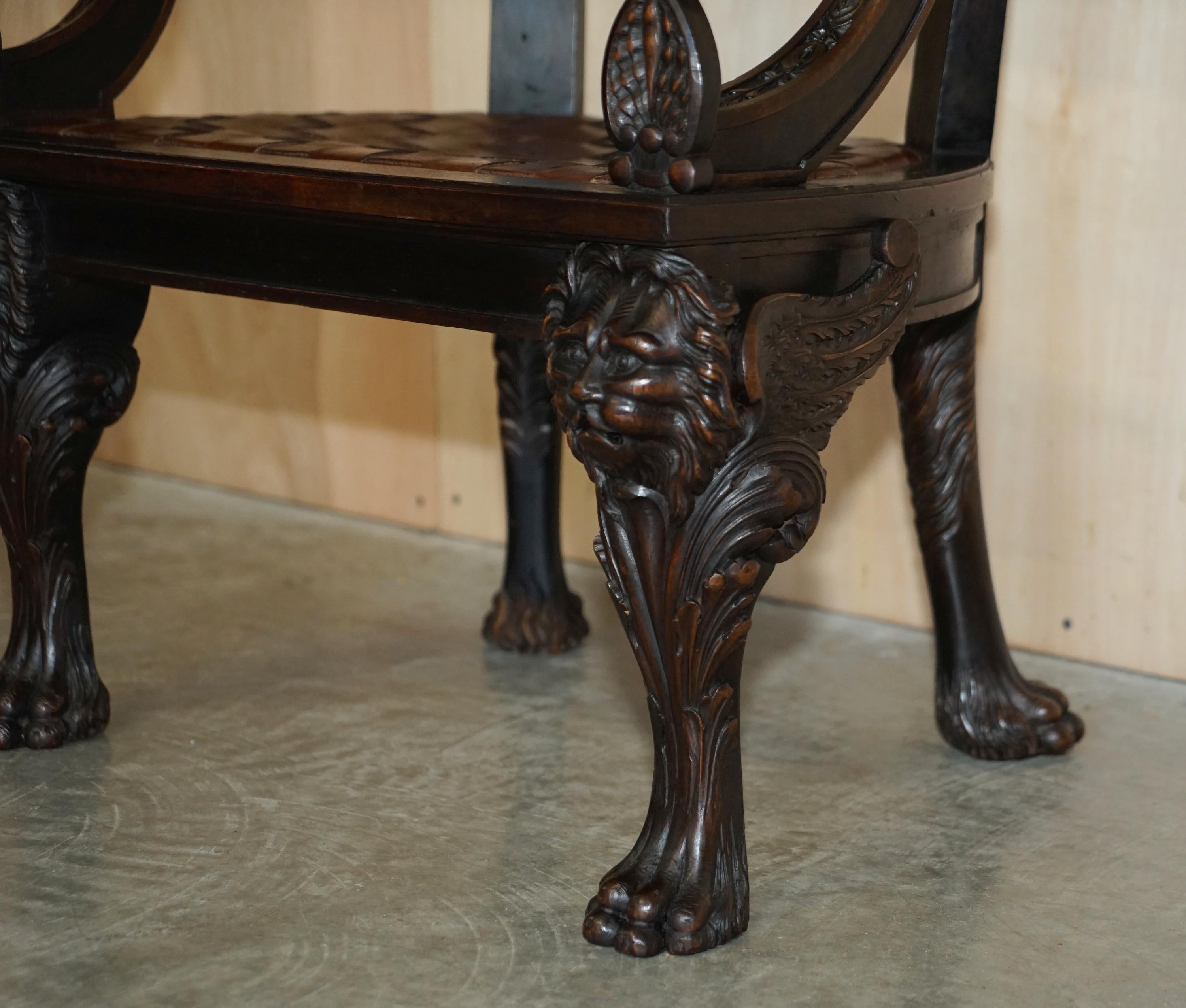 Paire d'importants fauteuils Klismos anciens d'origine en cuir tissé avec lions sculptés en vente 11