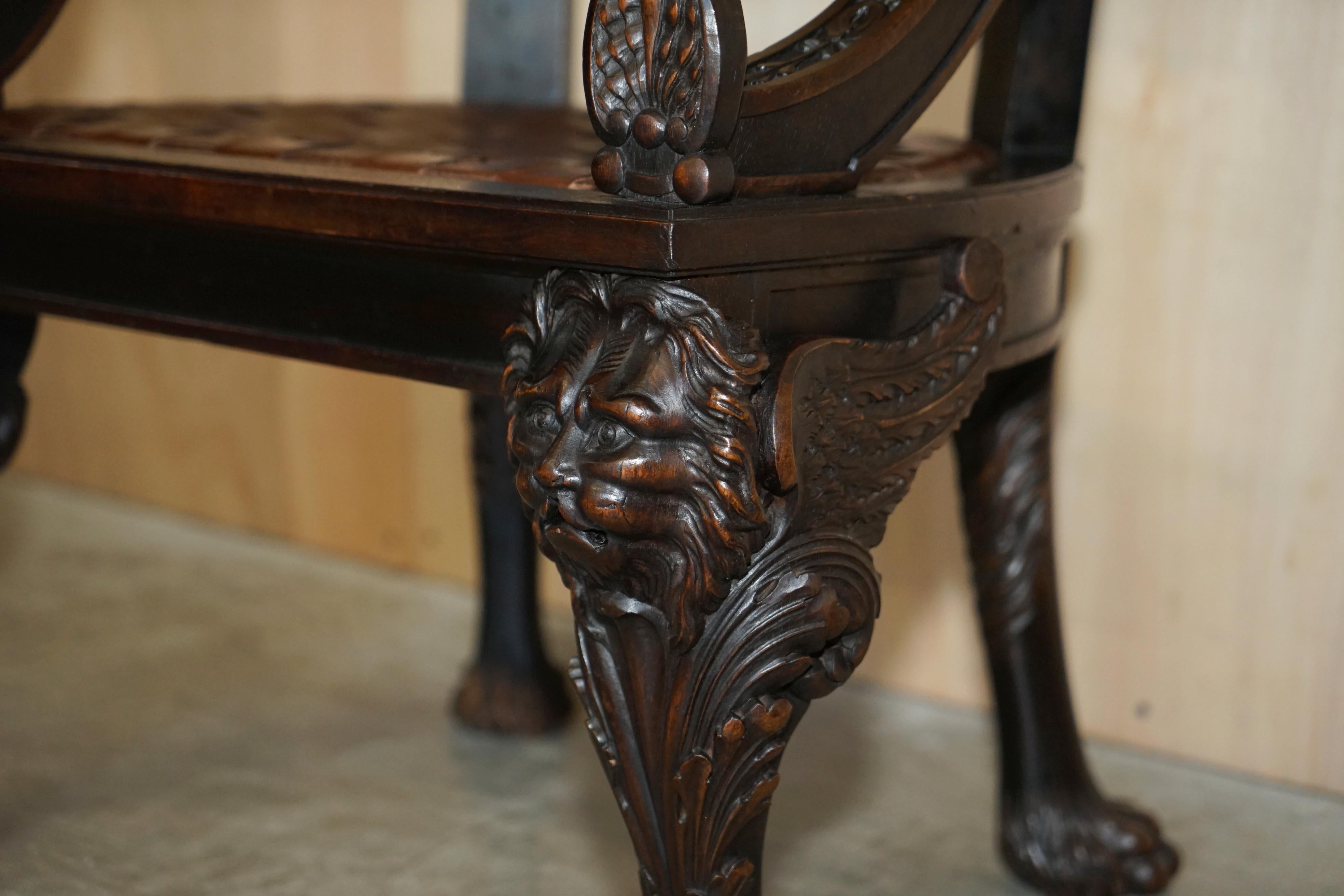 Paire d'importants fauteuils Klismos anciens d'origine en cuir tissé avec lions sculptés en vente 12