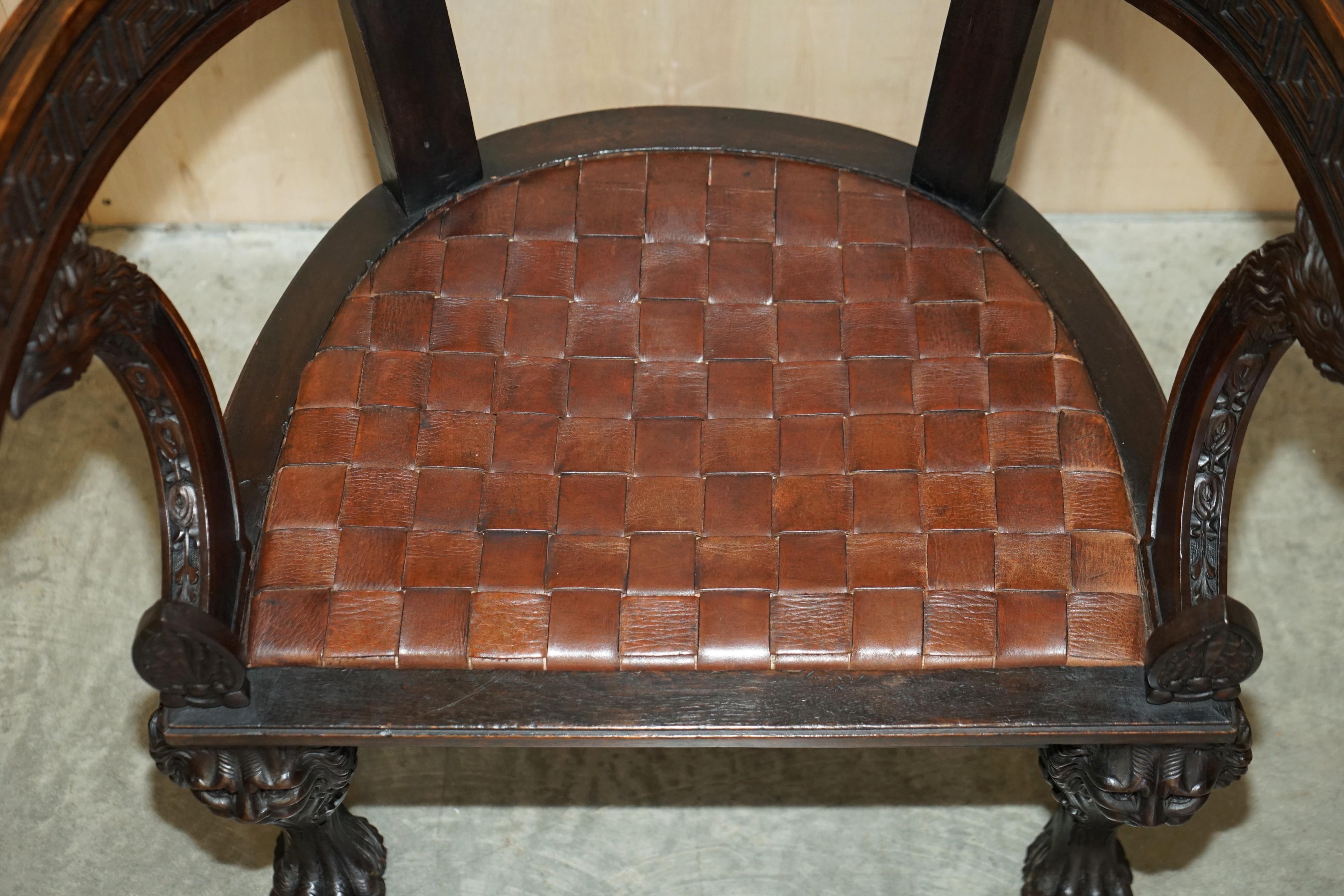 Paire d'importants fauteuils Klismos anciens d'origine en cuir tissé avec lions sculptés en vente 13