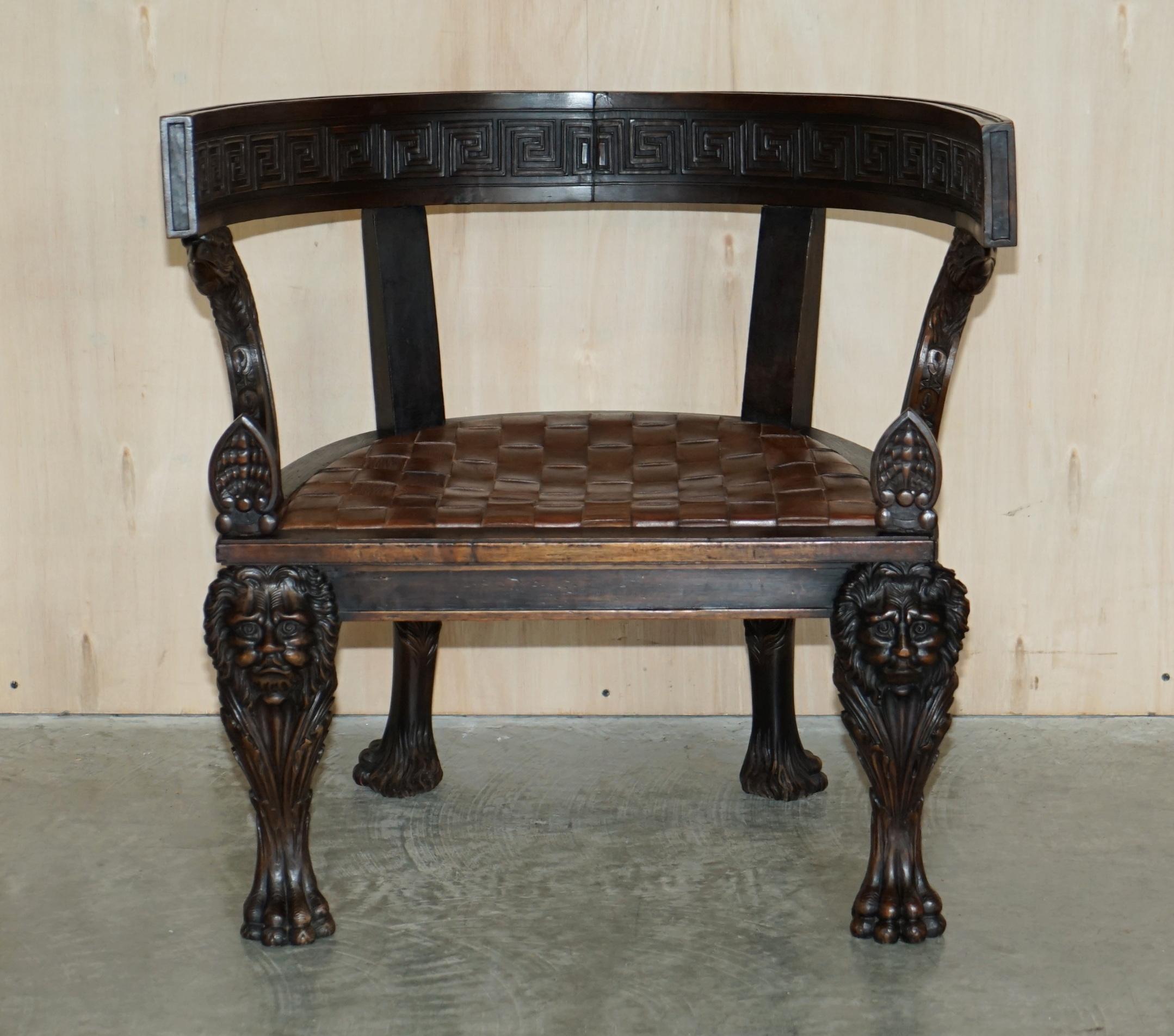 Victorien Paire d'importants fauteuils Klismos anciens d'origine en cuir tissé avec lions sculptés en vente