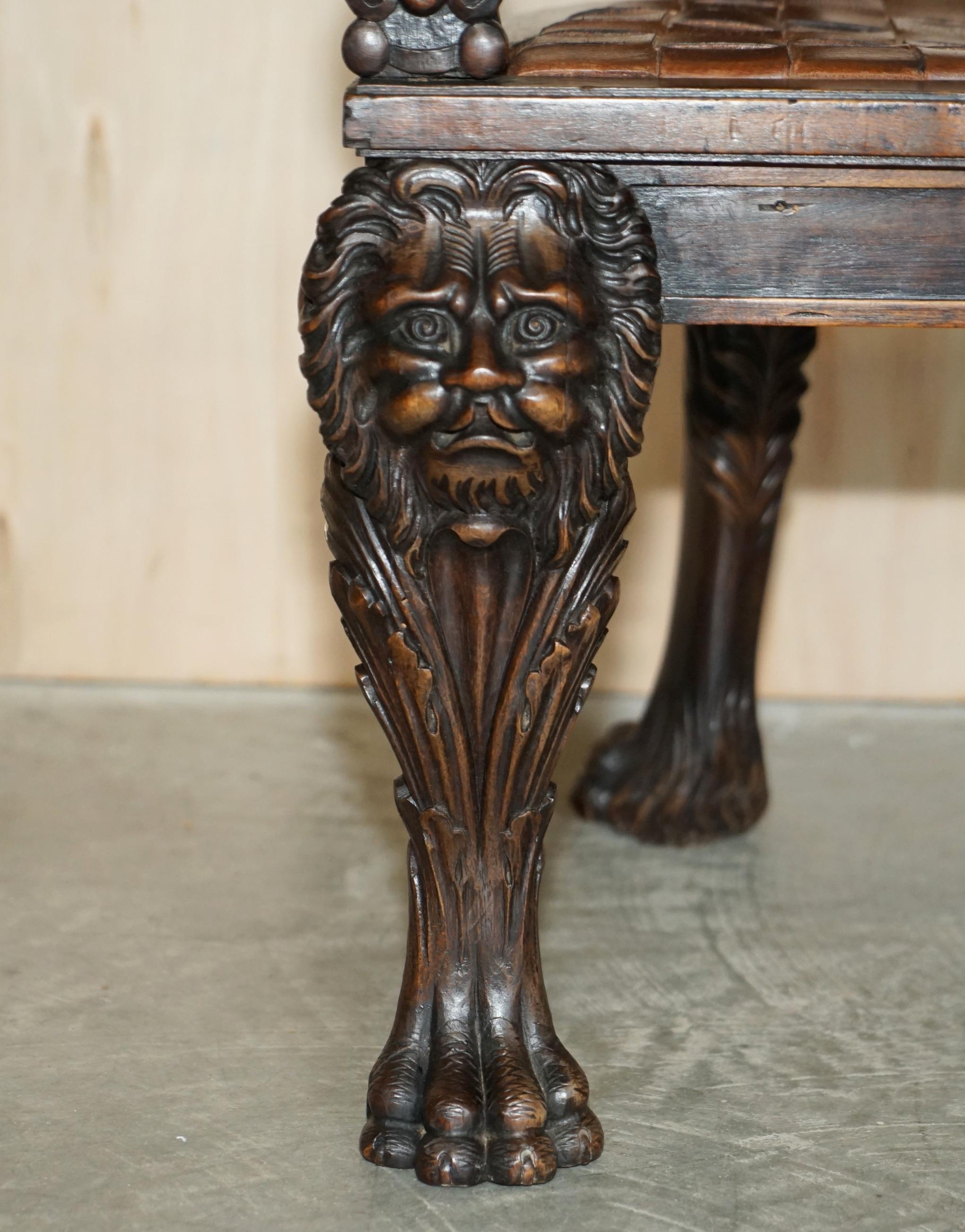 Fait main Paire d'importants fauteuils Klismos anciens d'origine en cuir tissé avec lions sculptés en vente