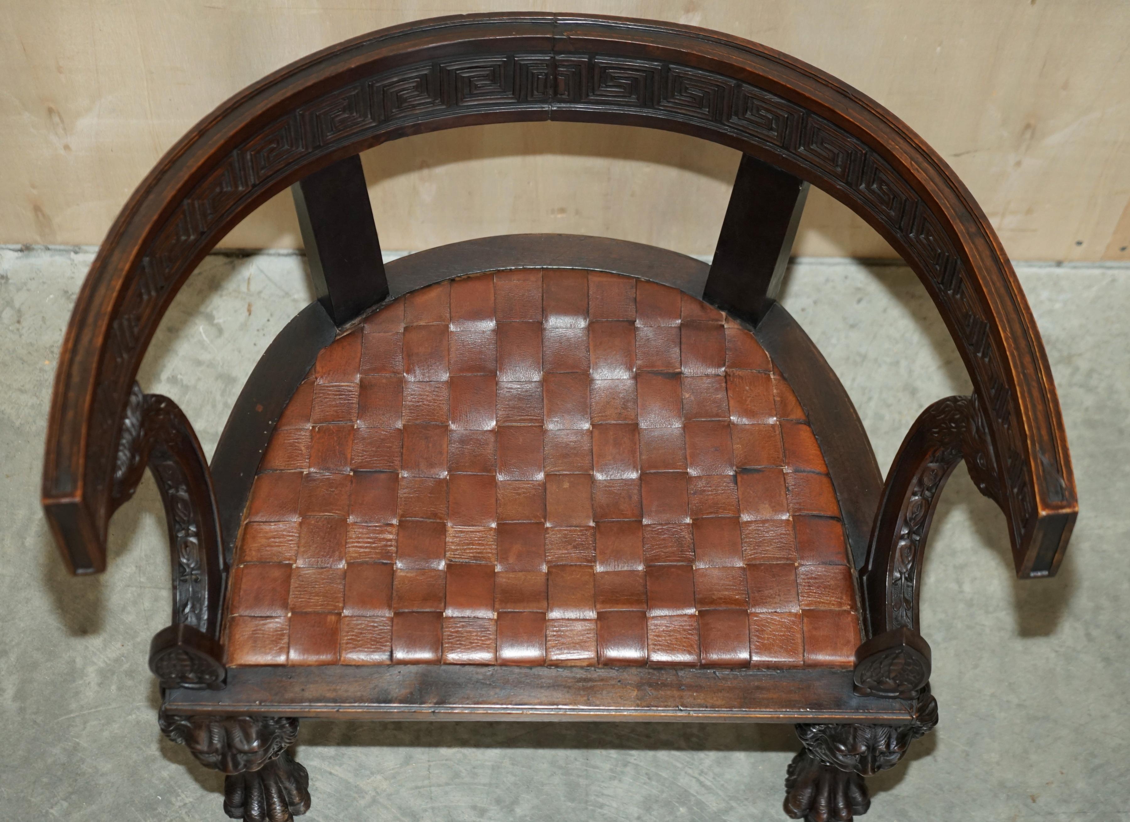 Paire d'importants fauteuils Klismos anciens d'origine en cuir tissé avec lions sculptés en vente 1