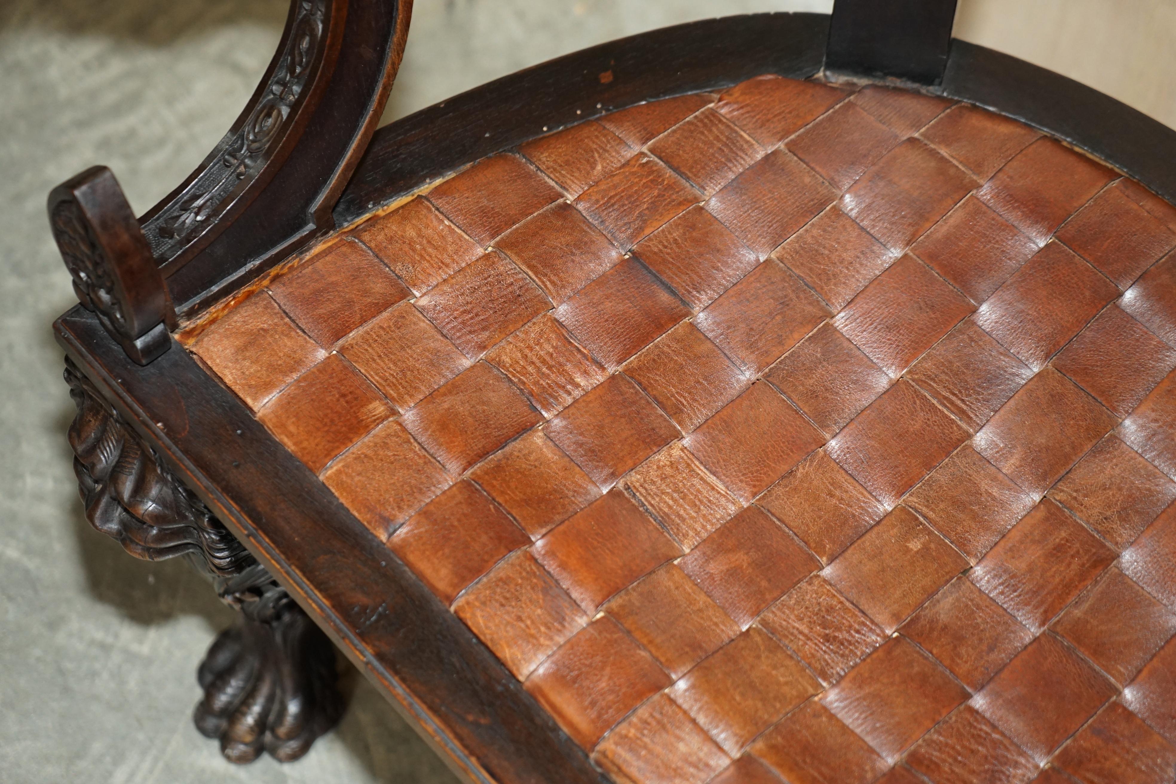 Paire d'importants fauteuils Klismos anciens d'origine en cuir tissé avec lions sculptés en vente 2