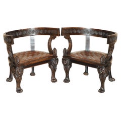 Paire d'importants fauteuils Klismos anciens d'origine en cuir tissé avec lions sculptés