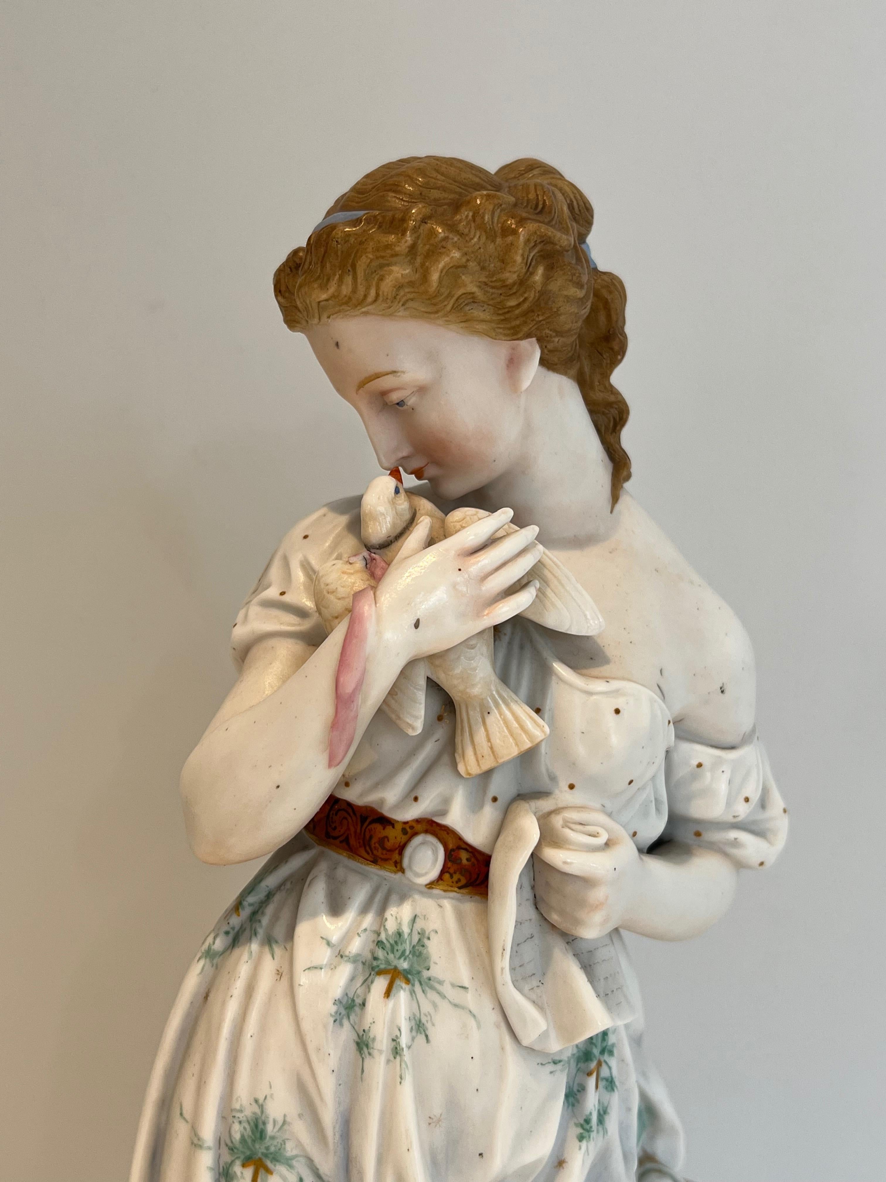 Paire d'importantes figurines en porcelaine représentant deux femmes avec des oiseaux en vente 3