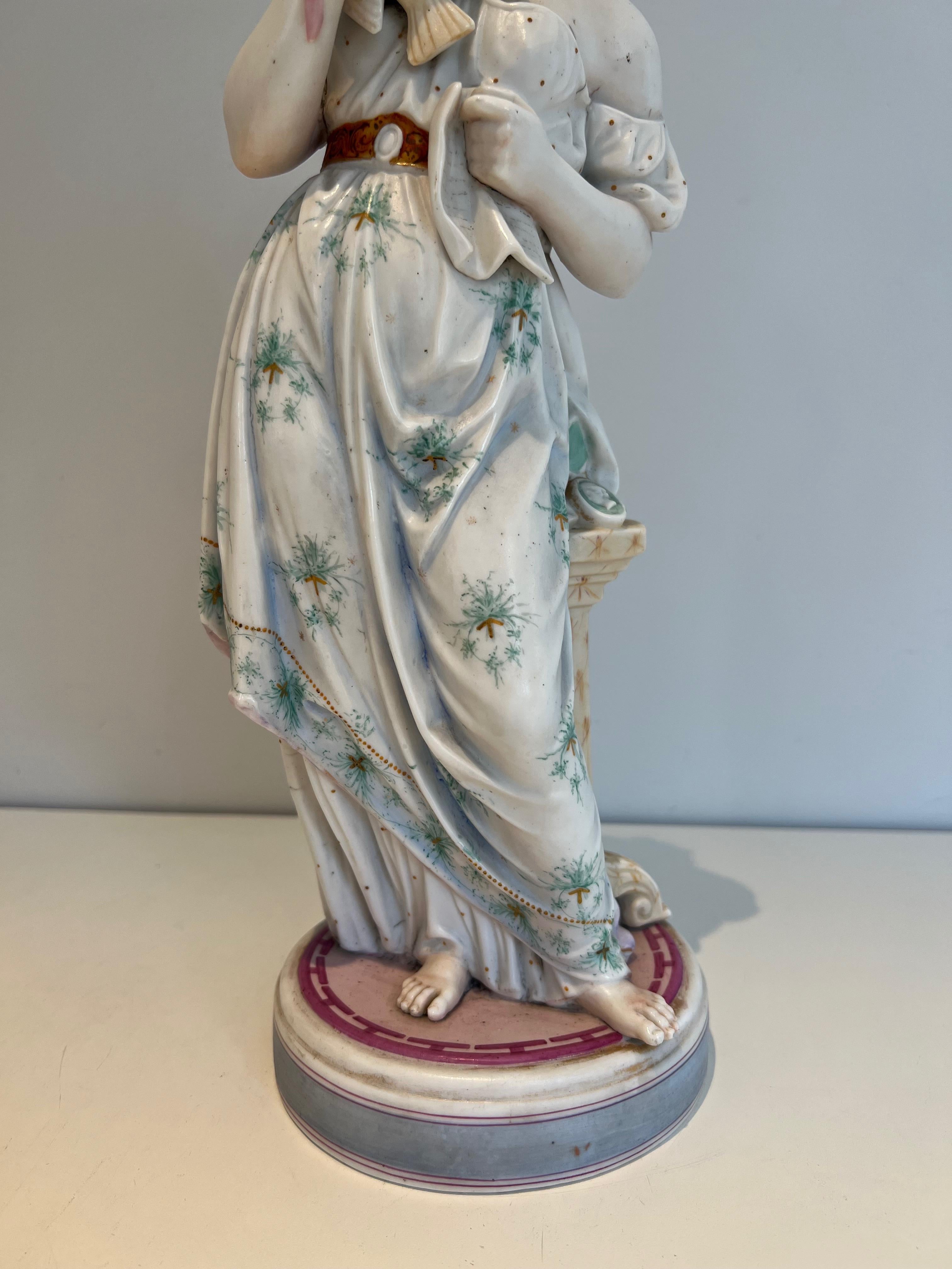 Paire d'importantes figurines en porcelaine représentant deux femmes avec des oiseaux en vente 4