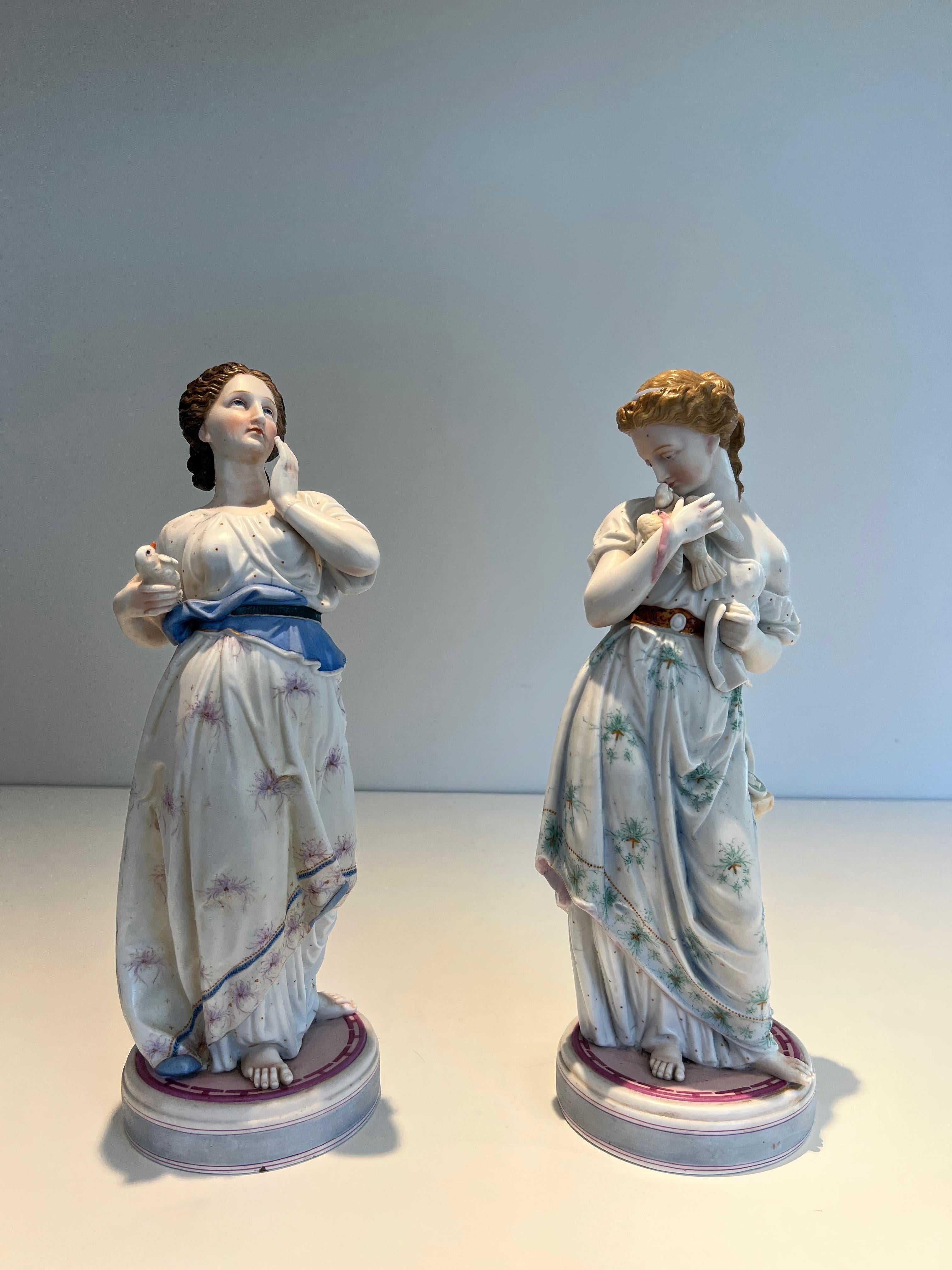 Paire d'importantes figurines en porcelaine représentant deux femmes avec des oiseaux en vente 5