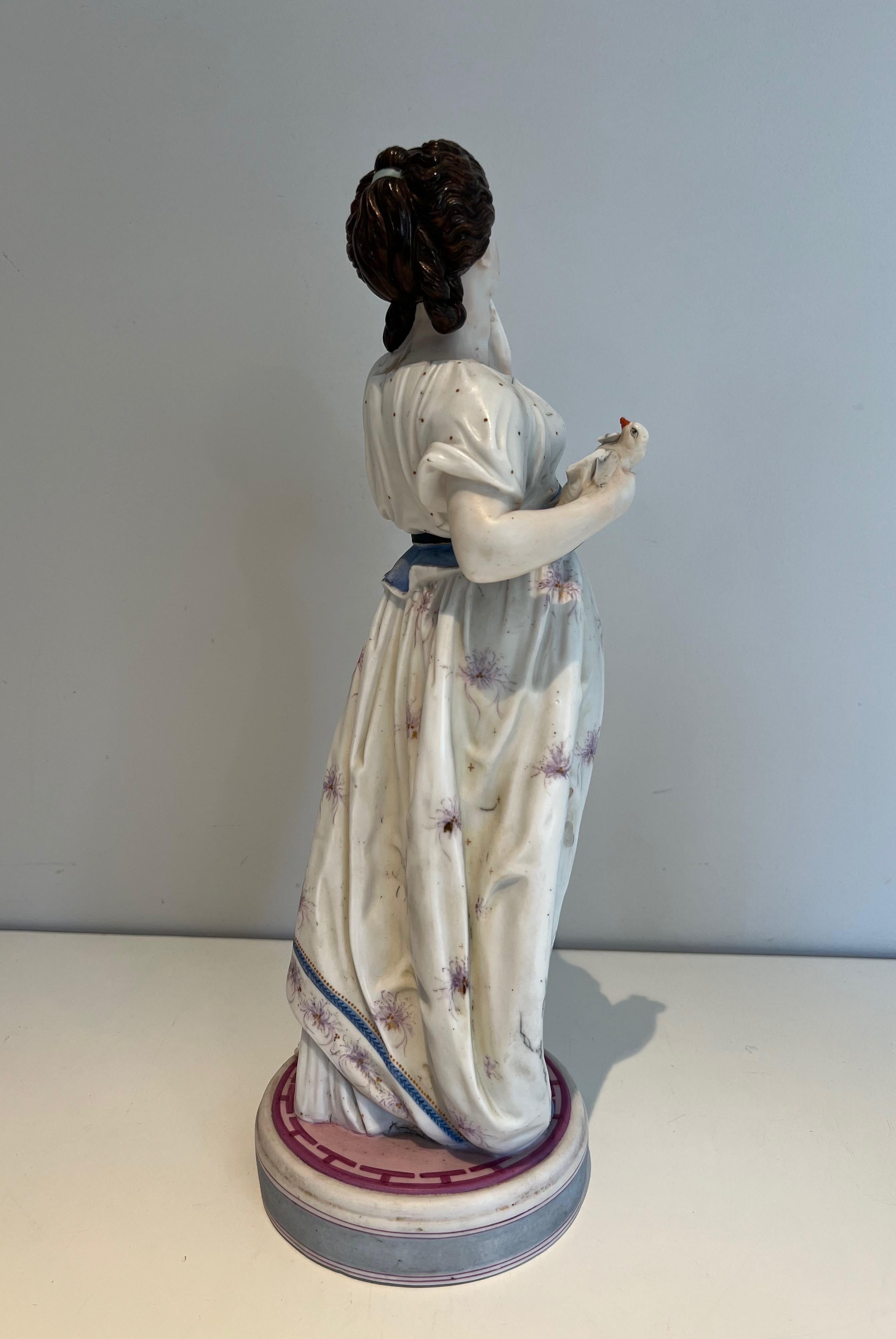Paire d'importantes figurines en porcelaine représentant deux femmes avec des oiseaux en vente 6