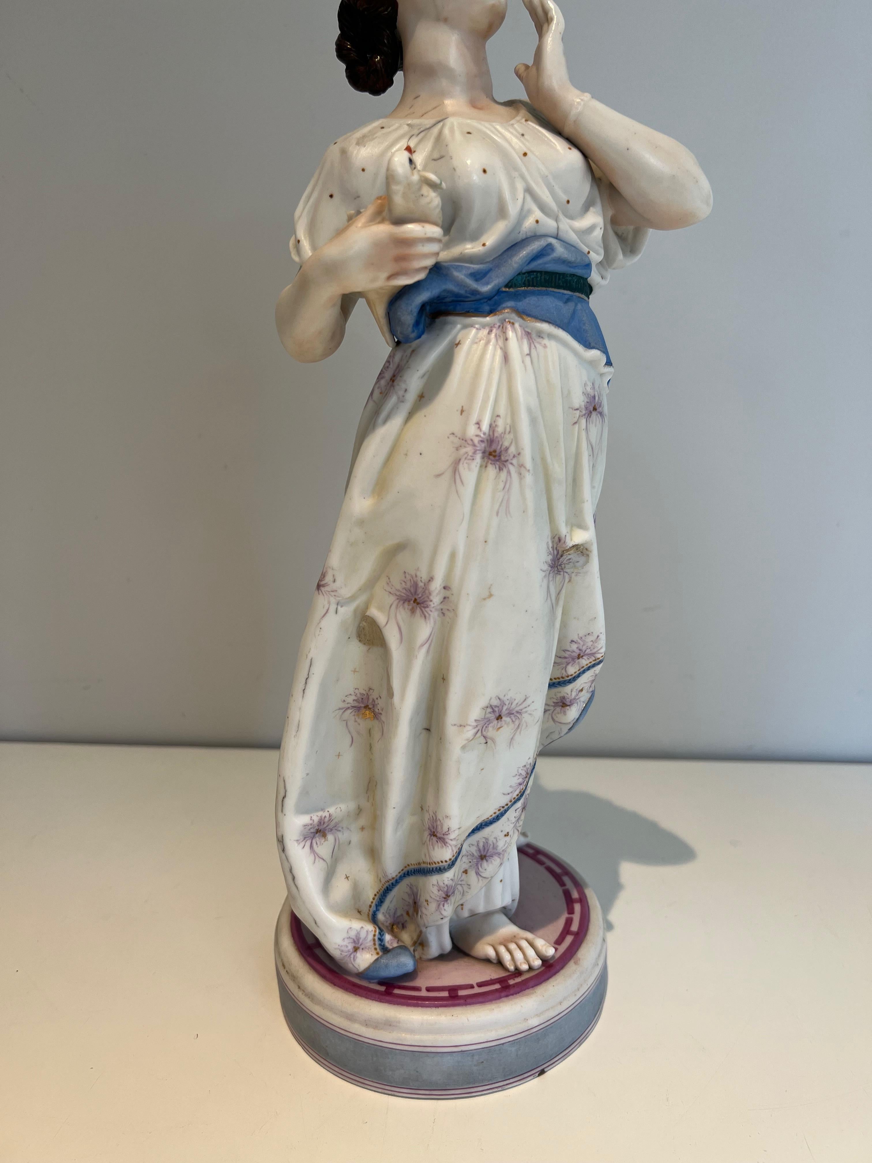 Paire d'importantes figurines en porcelaine représentant deux femmes avec des oiseaux en vente 7