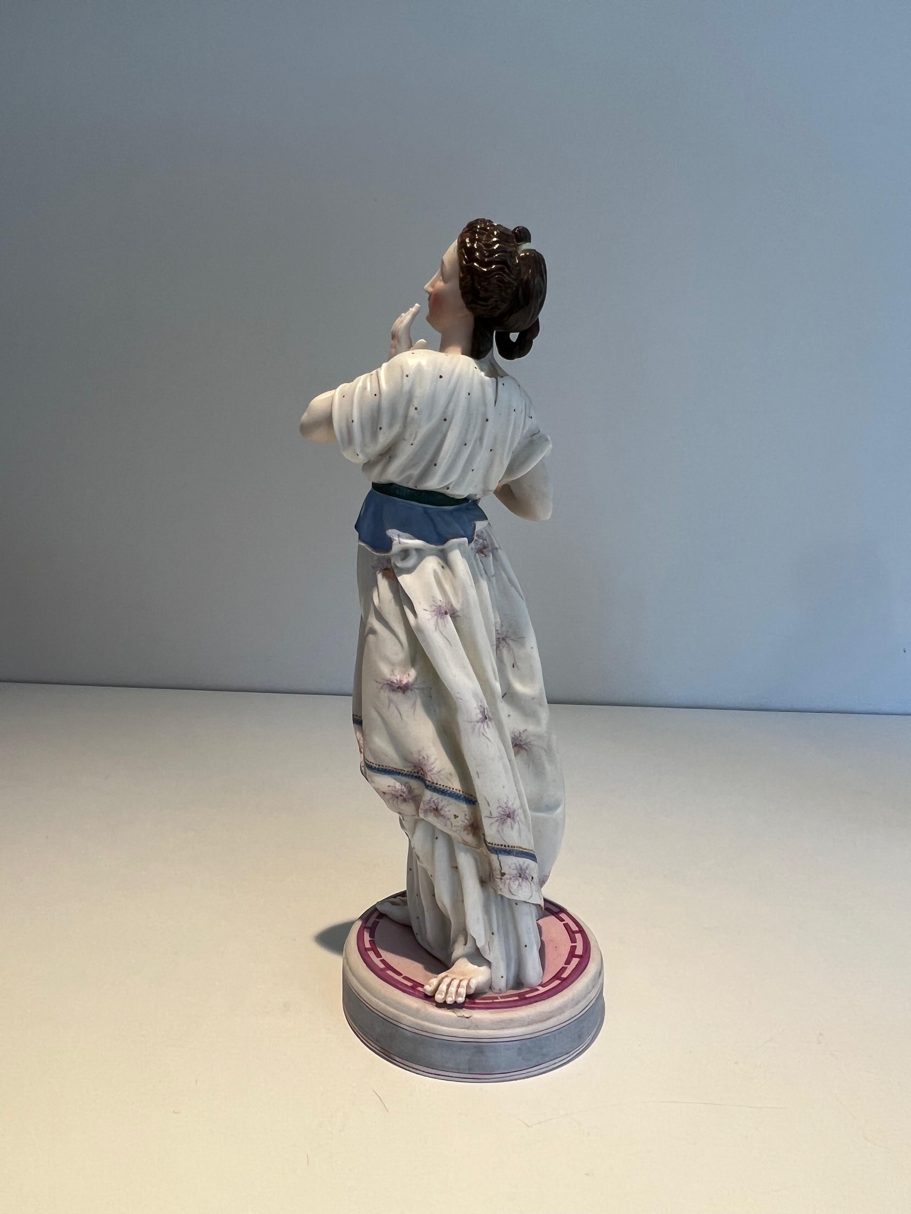 Paire d'importantes figurines en porcelaine représentant deux femmes avec des oiseaux en vente 8