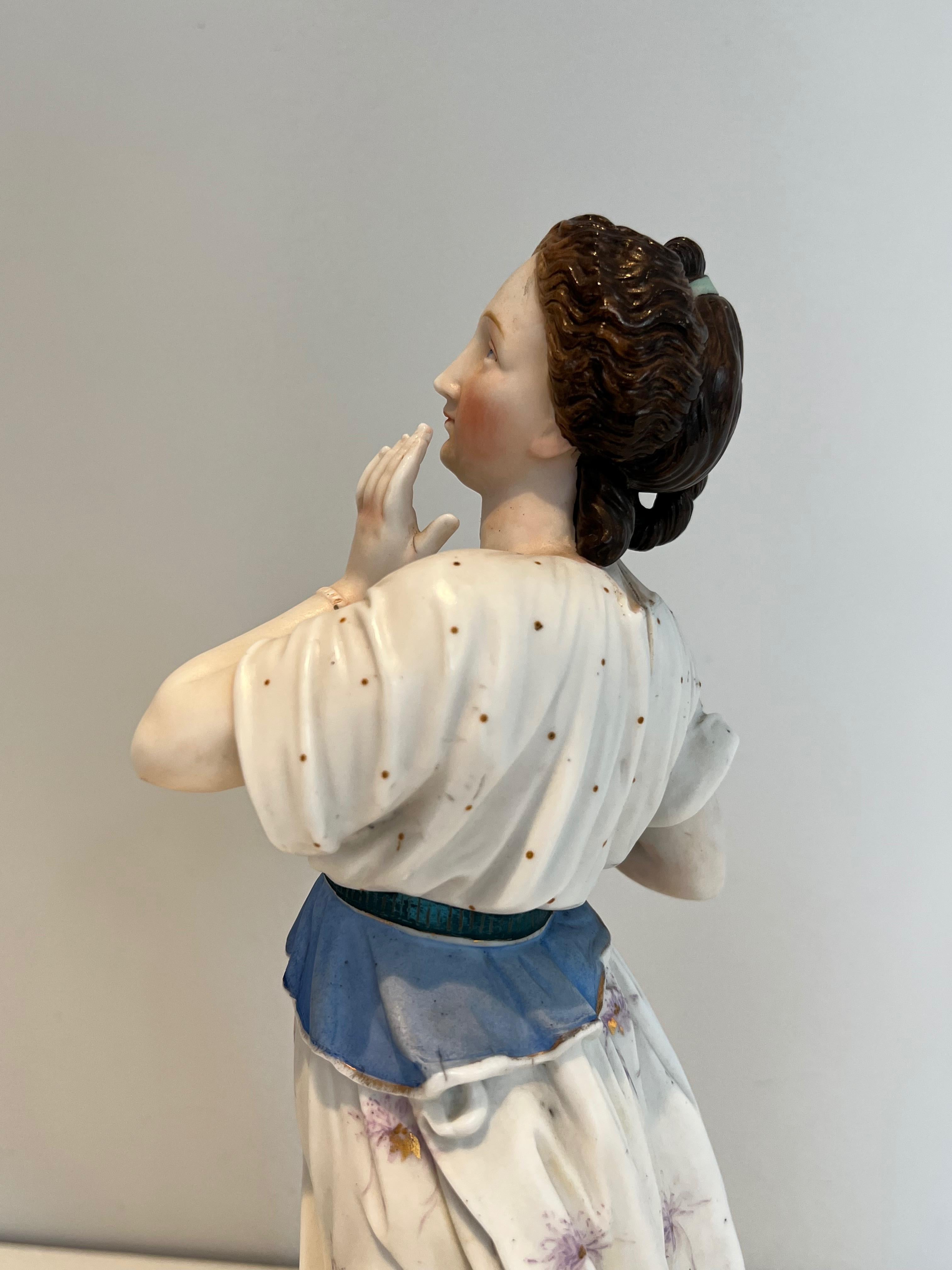 Paire d'importantes figurines en porcelaine représentant deux femmes avec des oiseaux en vente 9