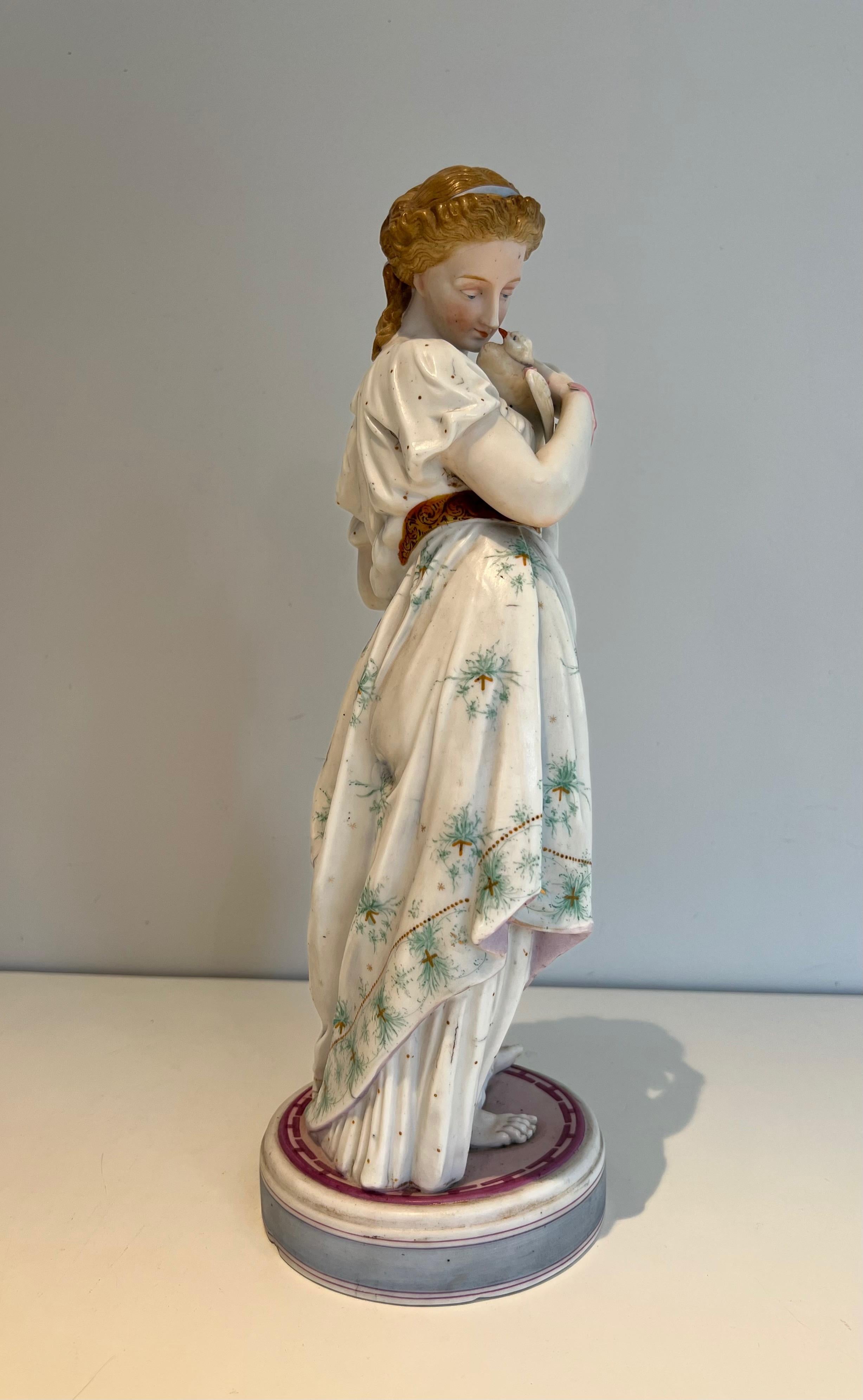 Paire d'importantes figurines en porcelaine représentant deux femmes avec des oiseaux en vente 10