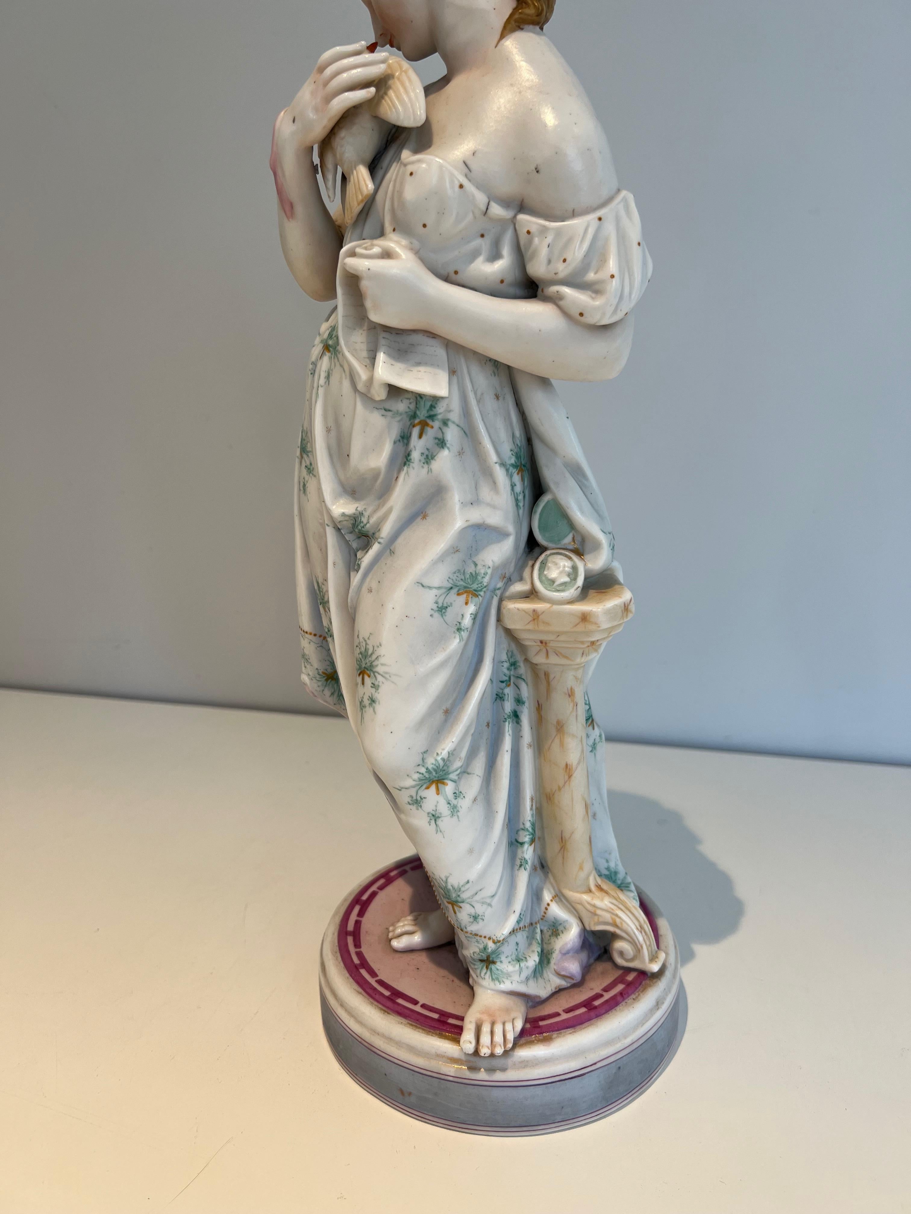 Paire d'importantes figurines en porcelaine représentant deux femmes avec des oiseaux en vente 11