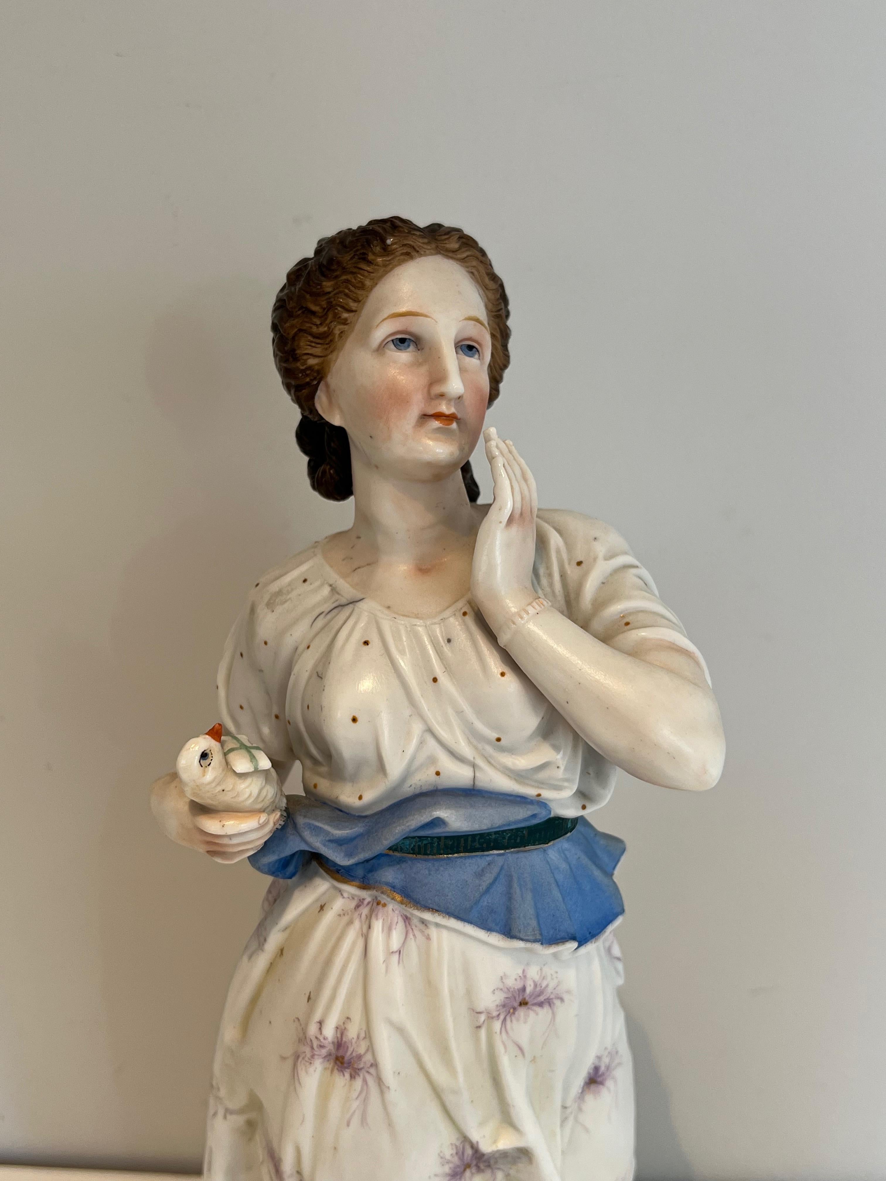 Cette très belle paire décorative de figures importantes représentant deux femmes avec des oiseaux est réalisée en porcelaine. L'un des oiseaux est légèrement endommagé. Il s'agit d'un ouvrage français. Circa 1880