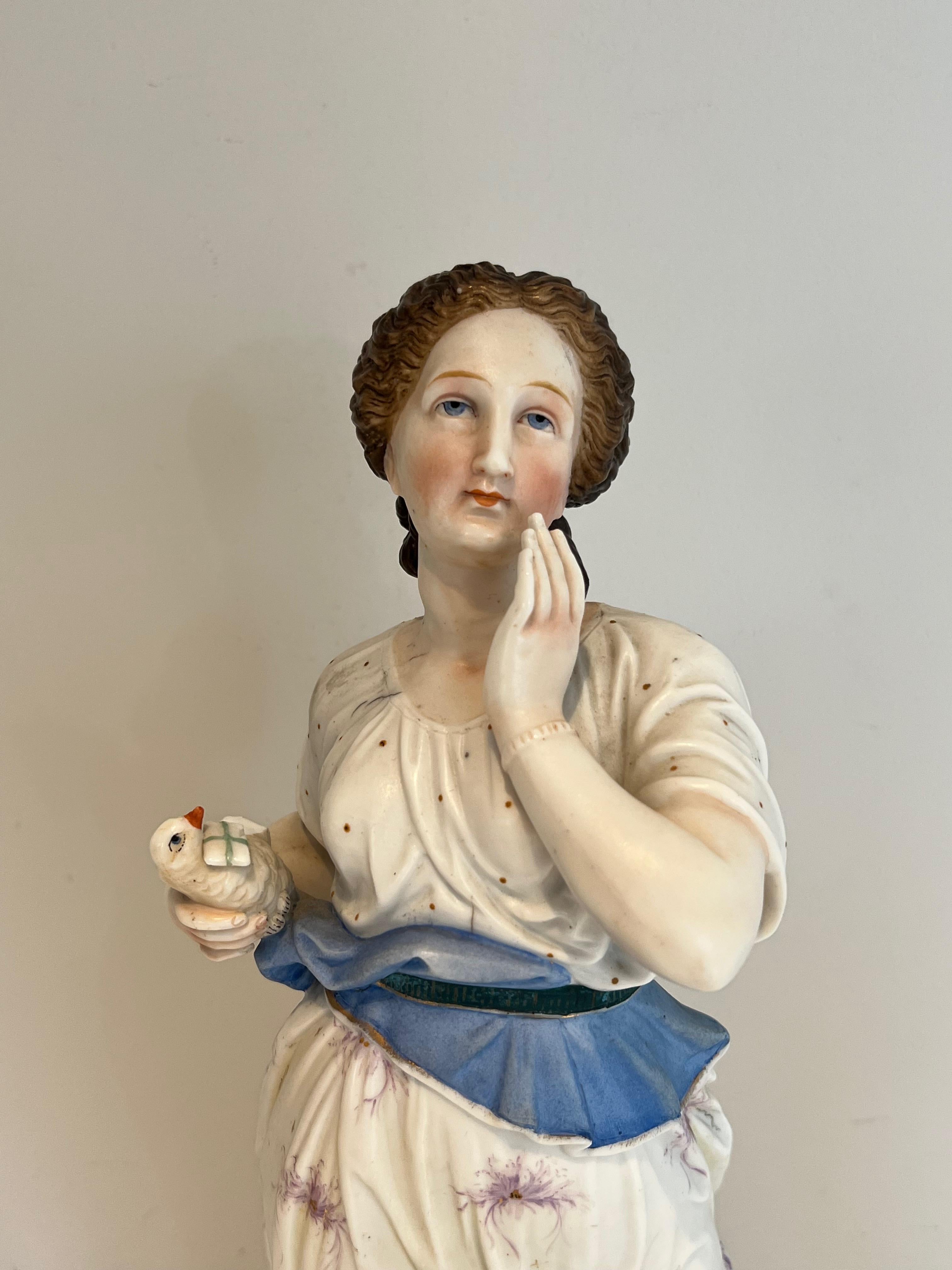 Louis XVI Paire d'importantes figurines en porcelaine représentant deux femmes avec des oiseaux en vente