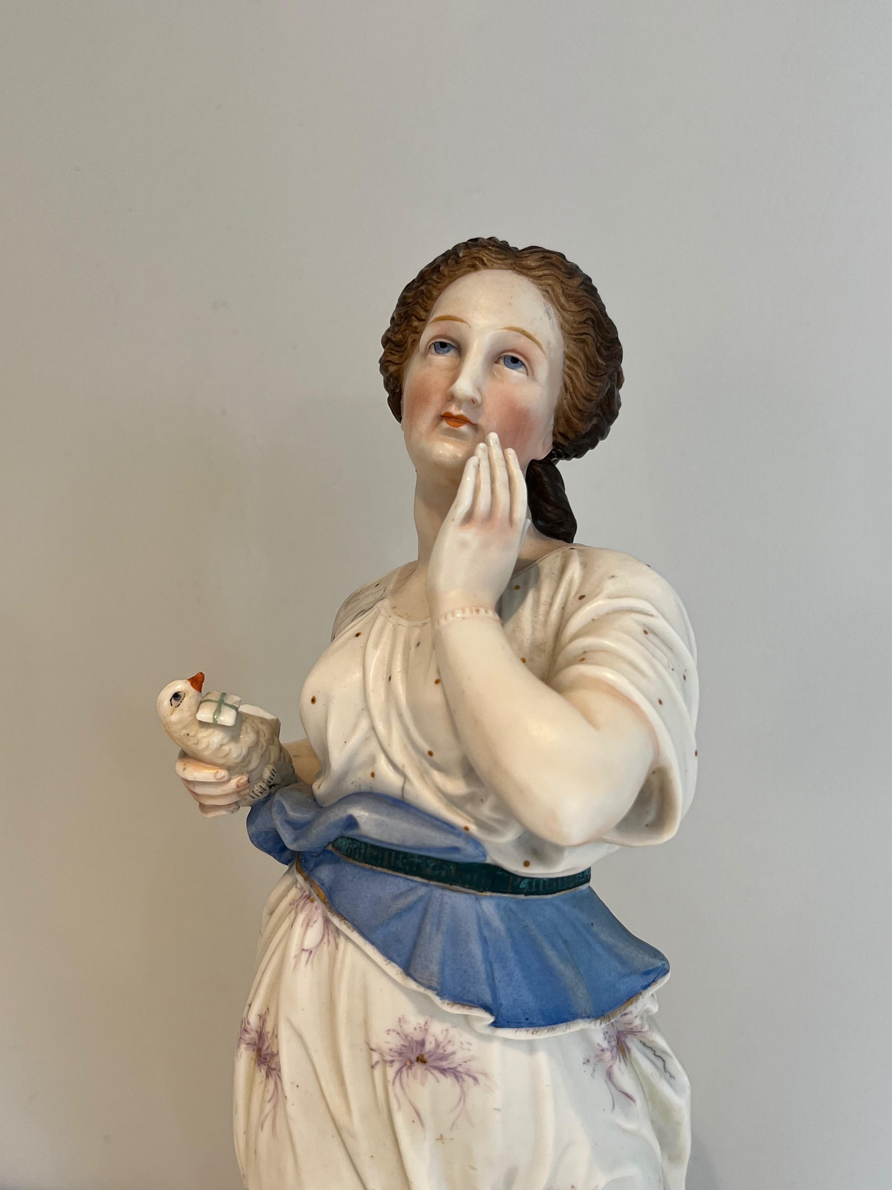 Français Paire d'importantes figurines en porcelaine représentant deux femmes avec des oiseaux en vente